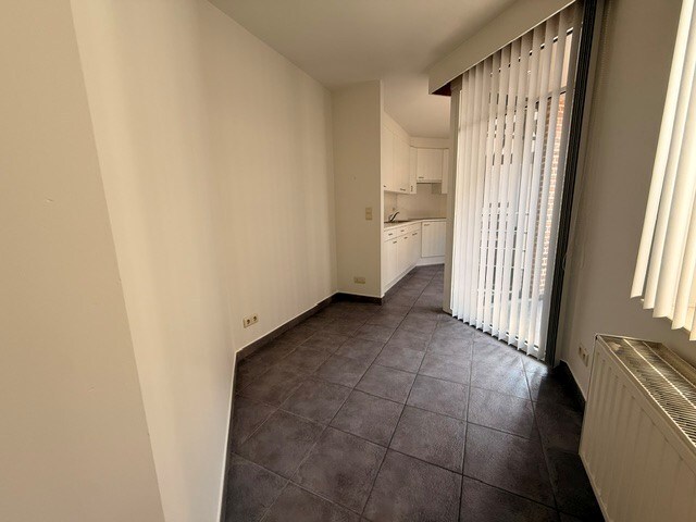 Verzorgd appartement met 1 slaapkamer, terras en lift in het centrum van Maaseik. 