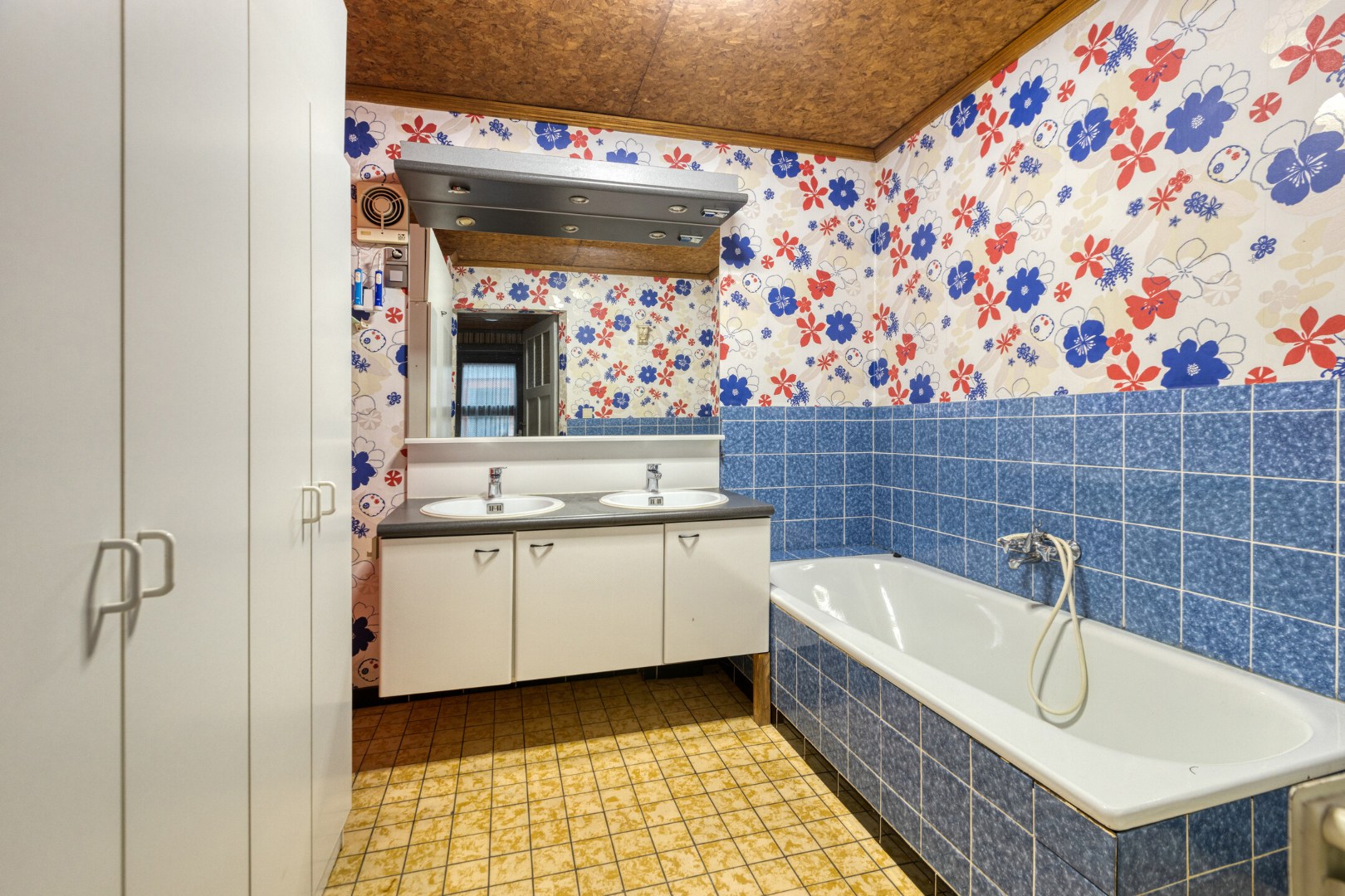 Gezinswoning met 6 slpk. en ruime garage op perceel van 1233m² te Leopoldsburg 