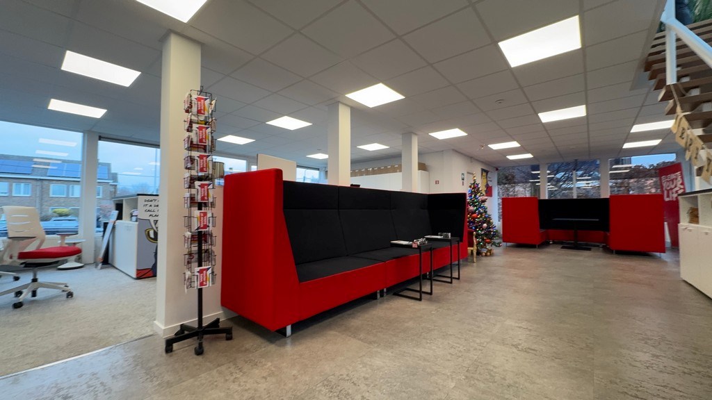 Ingedeelde kantoorruimte te huur vlakbij R4 en E40 in Drongen