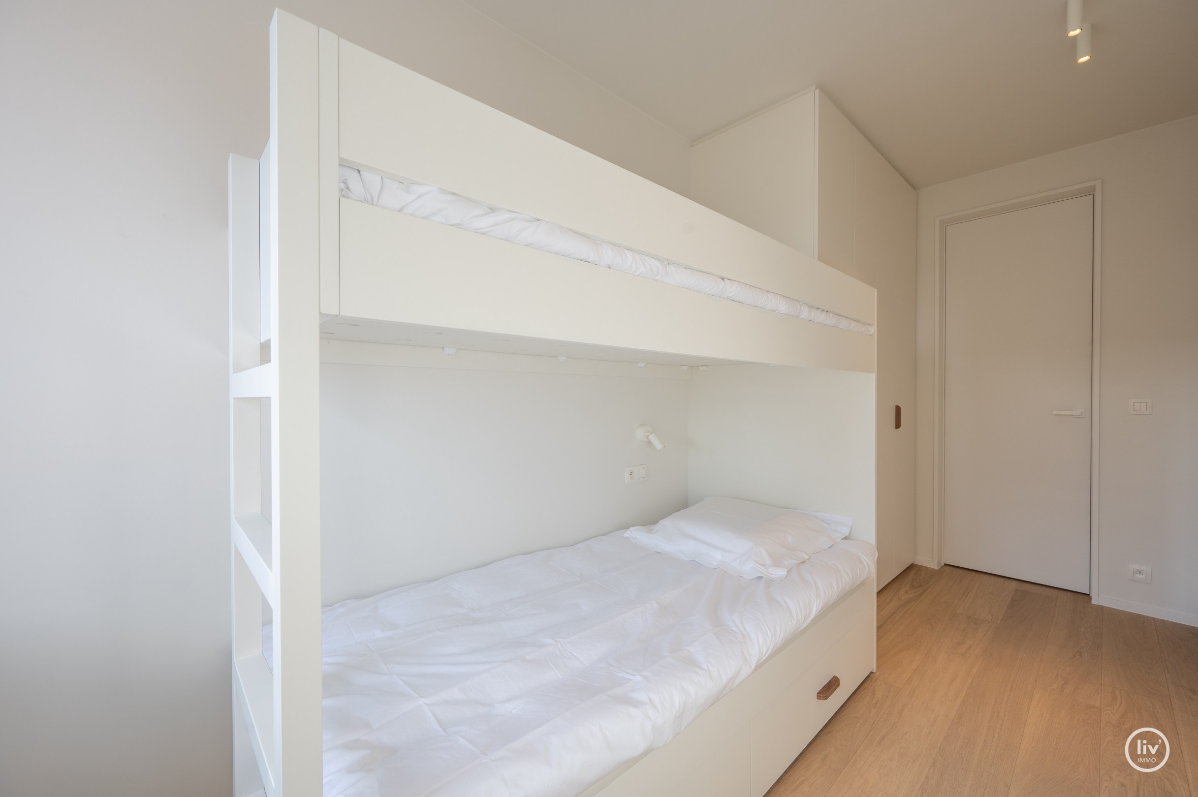 Zeer luxueus gerenoveerd 4 slaapkamer hoekappartement ideaal gelegen te Duinbergen genietend van zeezicht. 