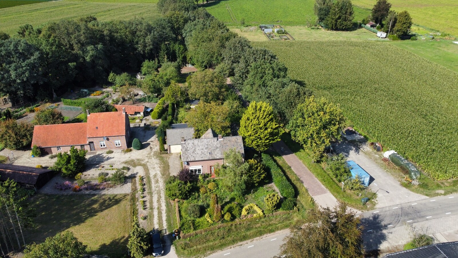 Vrijstaande woning met 5 slaapkamers, garage en diverse andere bijgebouwen gelegen in het buitengebied van Reusel. 