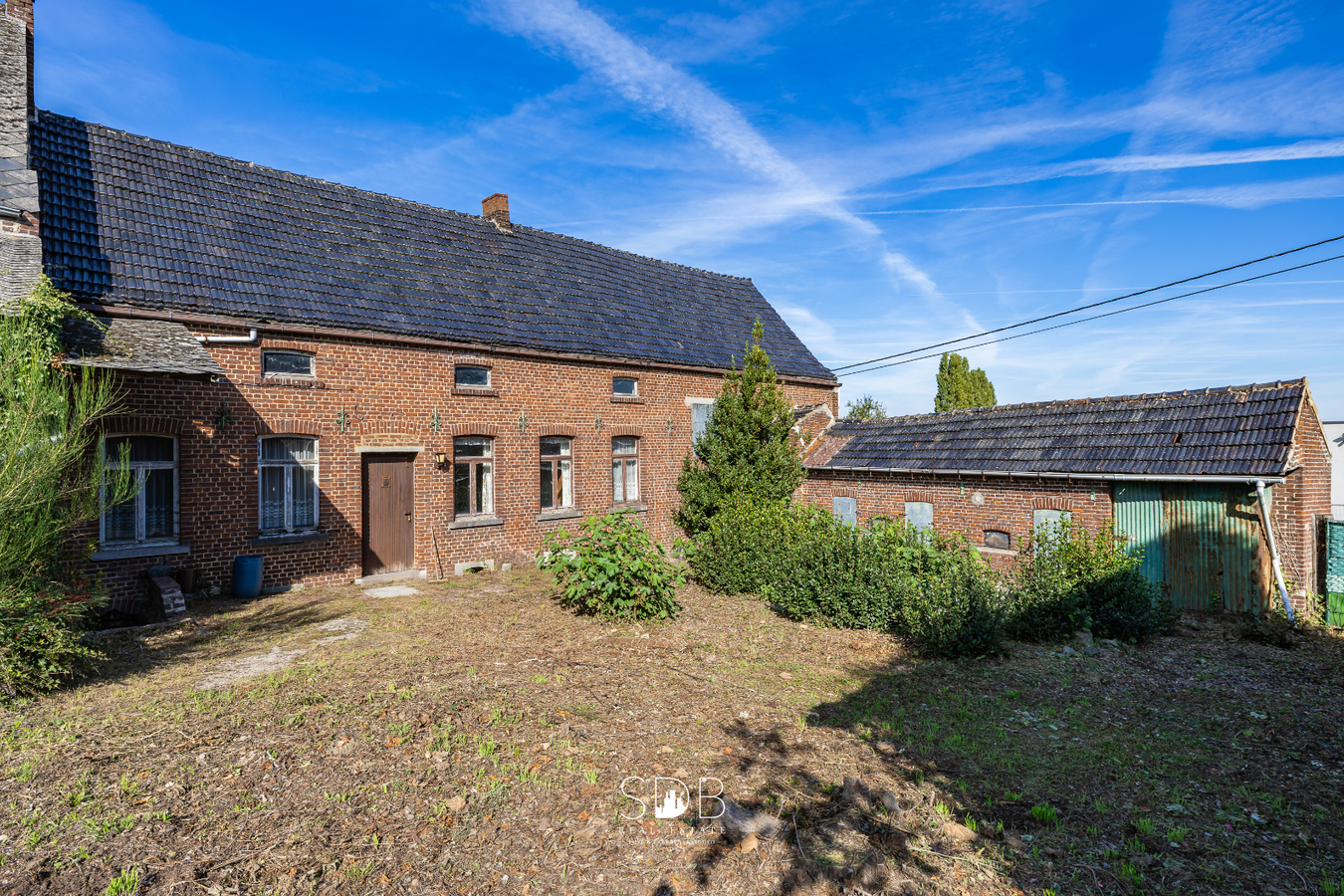 Landelijke hoeve met bijgebouwen en aanpalende graslanden op 14.677m² 