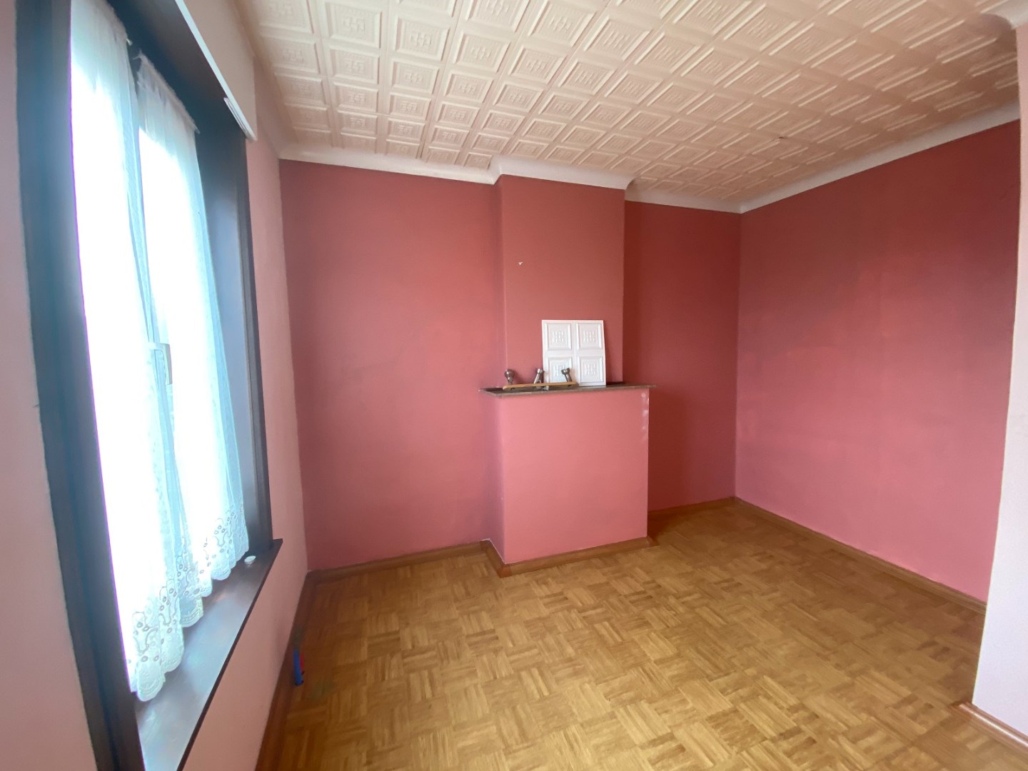 Te renoveren hoekwoning met grote tuin 