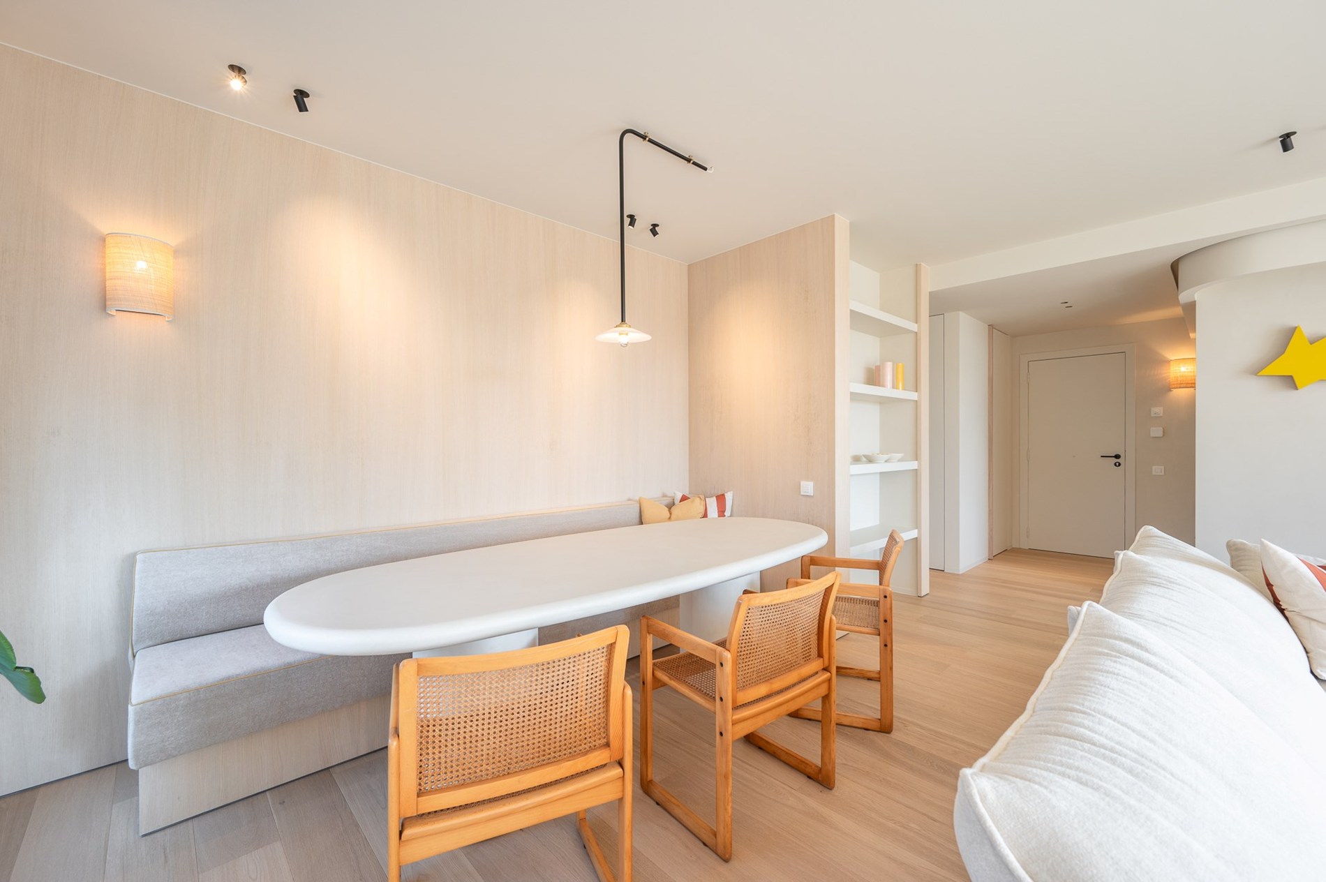 Appartement d'angle exceptionnellement rénové situé au cœur du Zoute, dans le domaine très exclusif Tennis Gardens - un parc privé d'environ 5 hectares, à proximité de la mer et à distance de marche d 