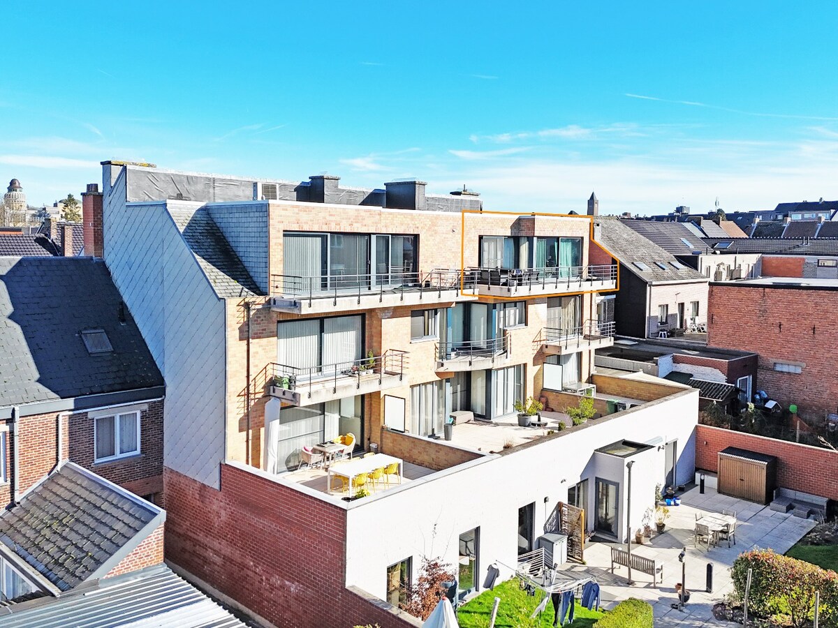 Penthouse met zonneterras en garagebox te centrum Zottegem 