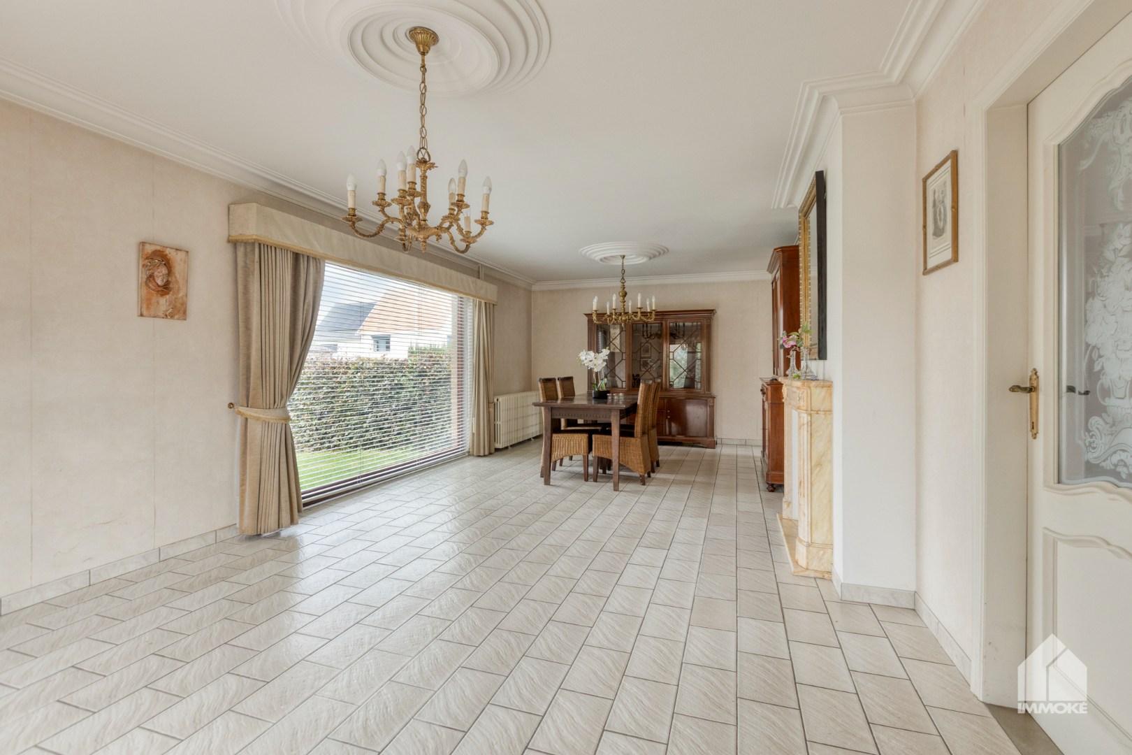 Te renoveren, gelijkvloerse woning op 13a 60ca met 2 slpk en garage. 