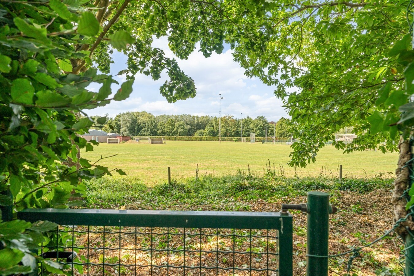 Ruim, karaktervol landhuis met parkachtige tuin op perceel van 16a29ca. 