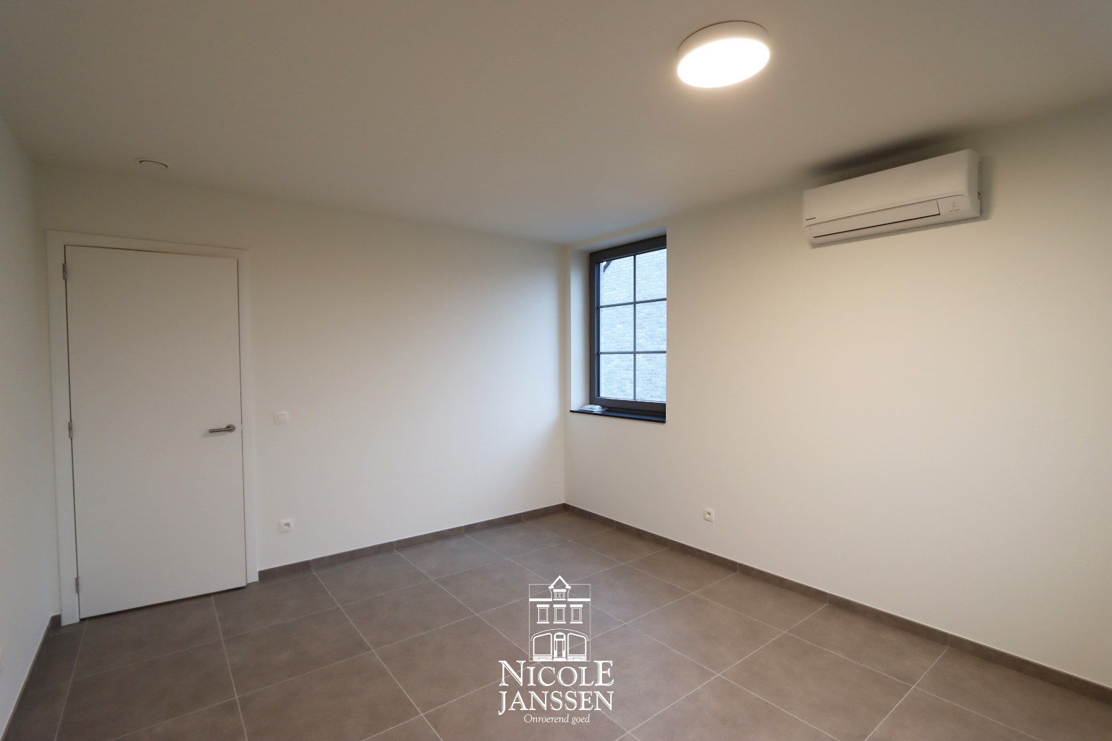 Nieuwbouwwoning met carport 