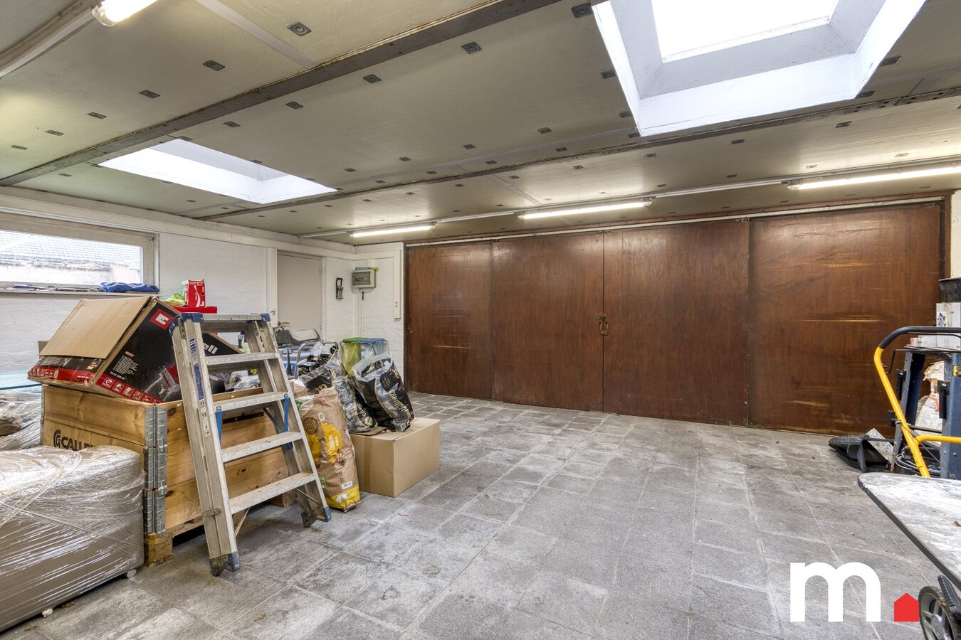 Halfopen bebouwing op 695 m2 met grote tuin en atelier te Lendelede ! 