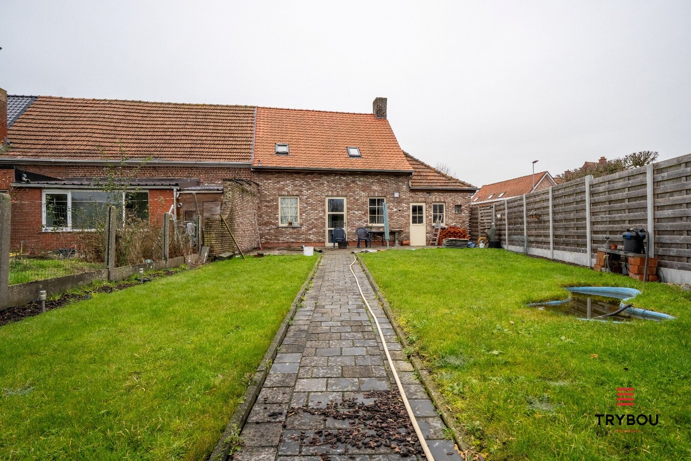 Kloeke woning met tuin, 2 garages en uitweg 