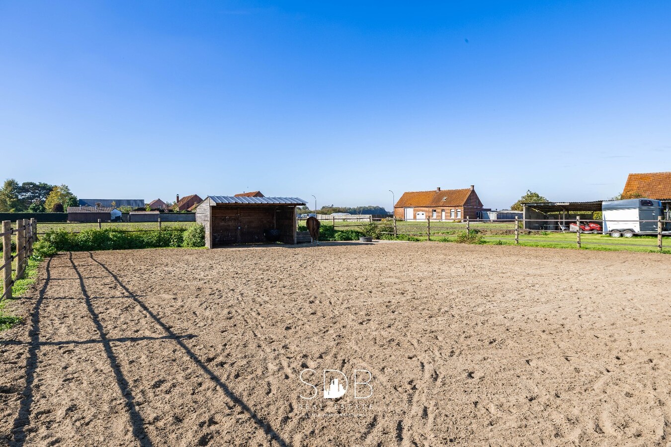 Hedendaagse woning met hippische accommodatie op 17.782m² 