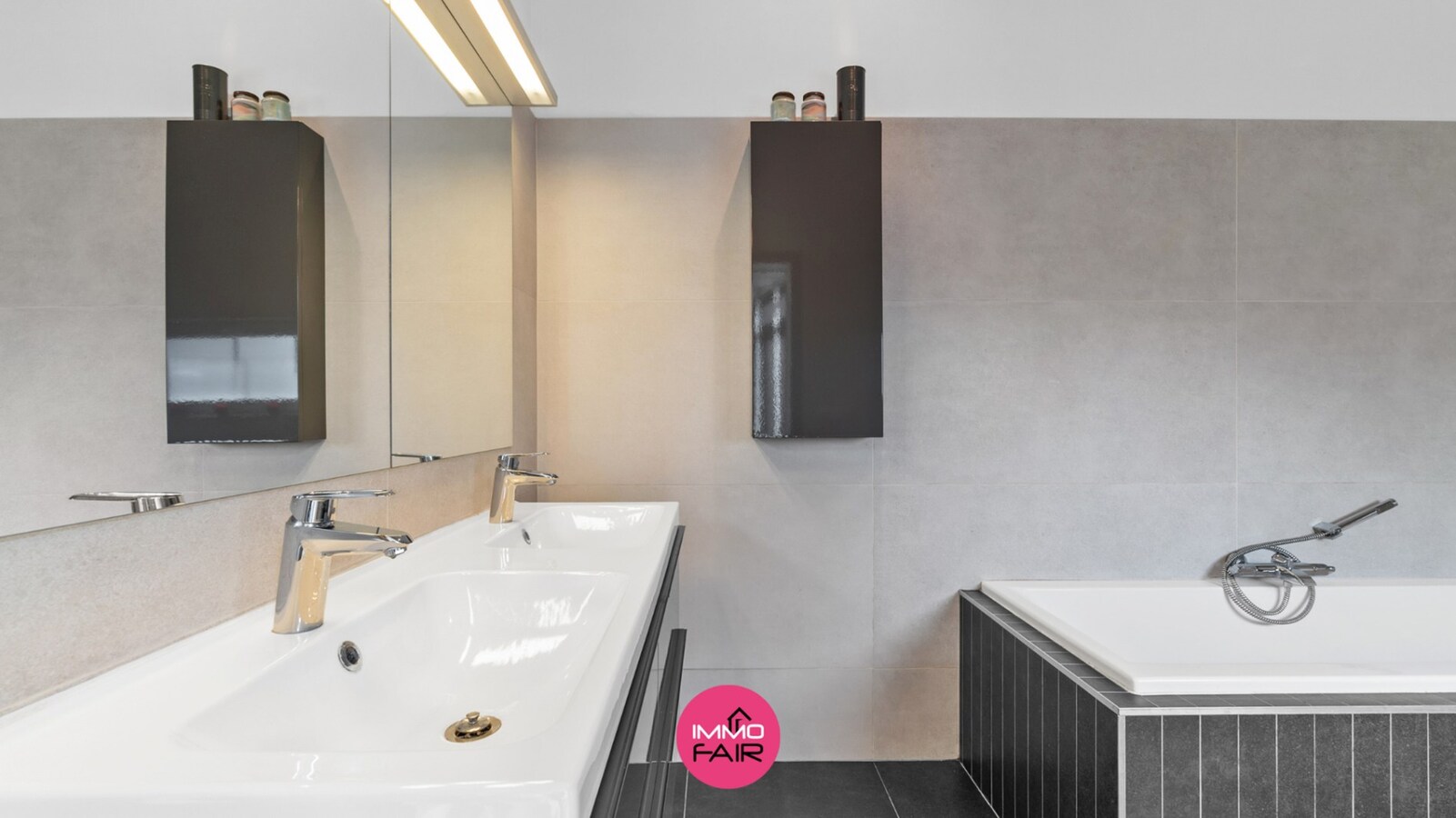 Karakteristieke hoeve met panoramisch zicht aan de achterzijde van perceel! 