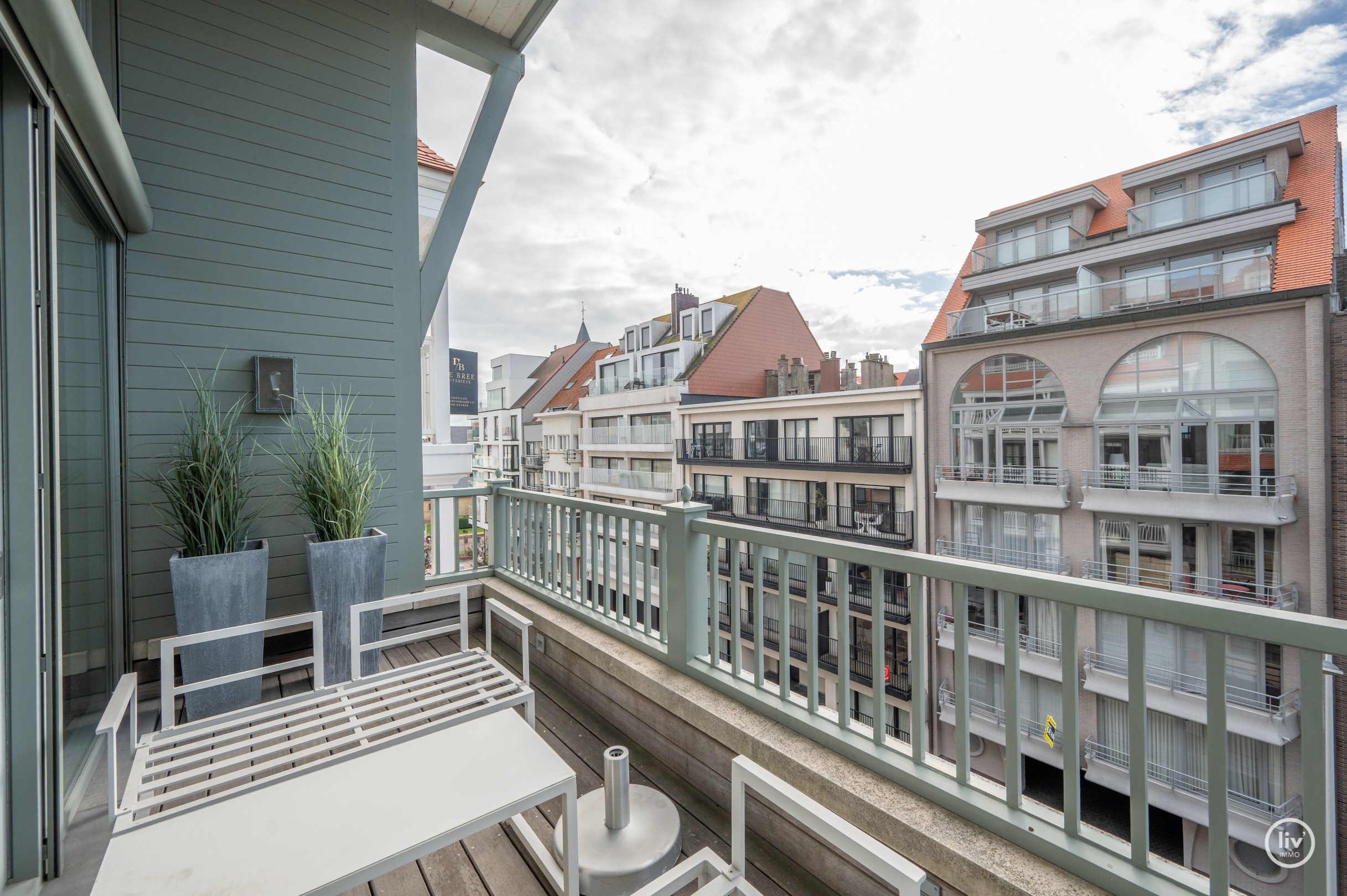 Récente mezzanine de 292 m2 située au centre avec de grandes terrasses, située dans la Vanbunnenlaan à Knokke. 