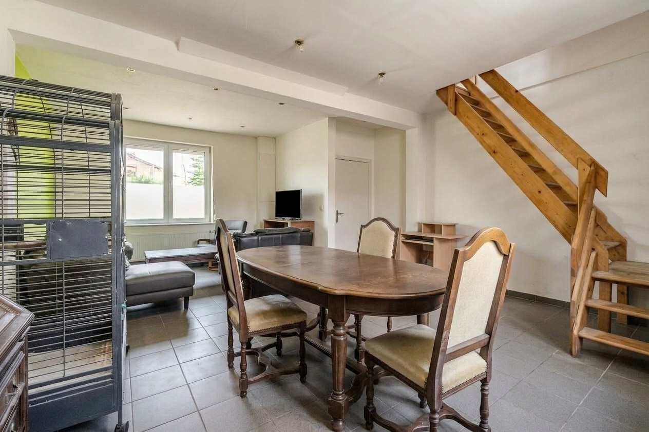 Te renoveren rijwoning met 2 slaapkamers in het centrum van Zomergem 