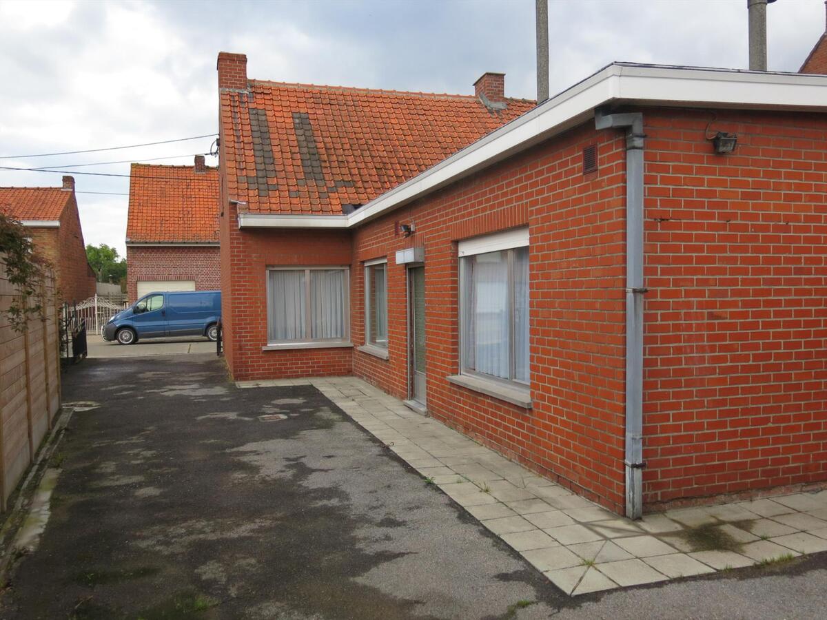 Centraal gelegen halfopen woning met ruime garage 