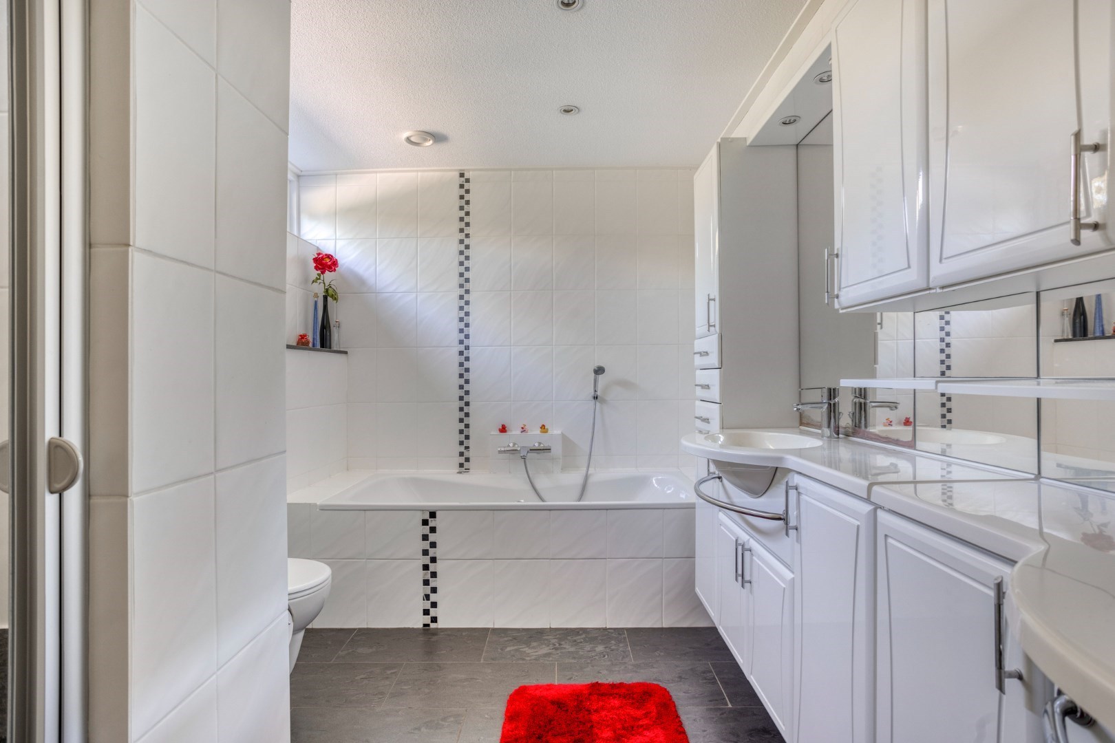 Wonen aan het water – Royale vrijstaande villa (adres: Zwanenlaan 11 te Kamperland) op steenworp afstand van het Veerse Meer. 