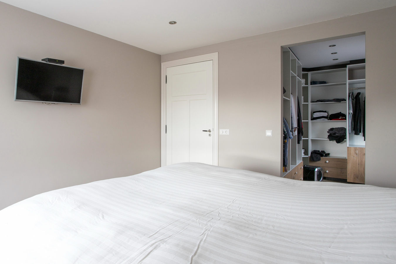 Vrijstaande, instapklare eengezinswoning met garage en carport afgewerkt in landelijke stijl. 