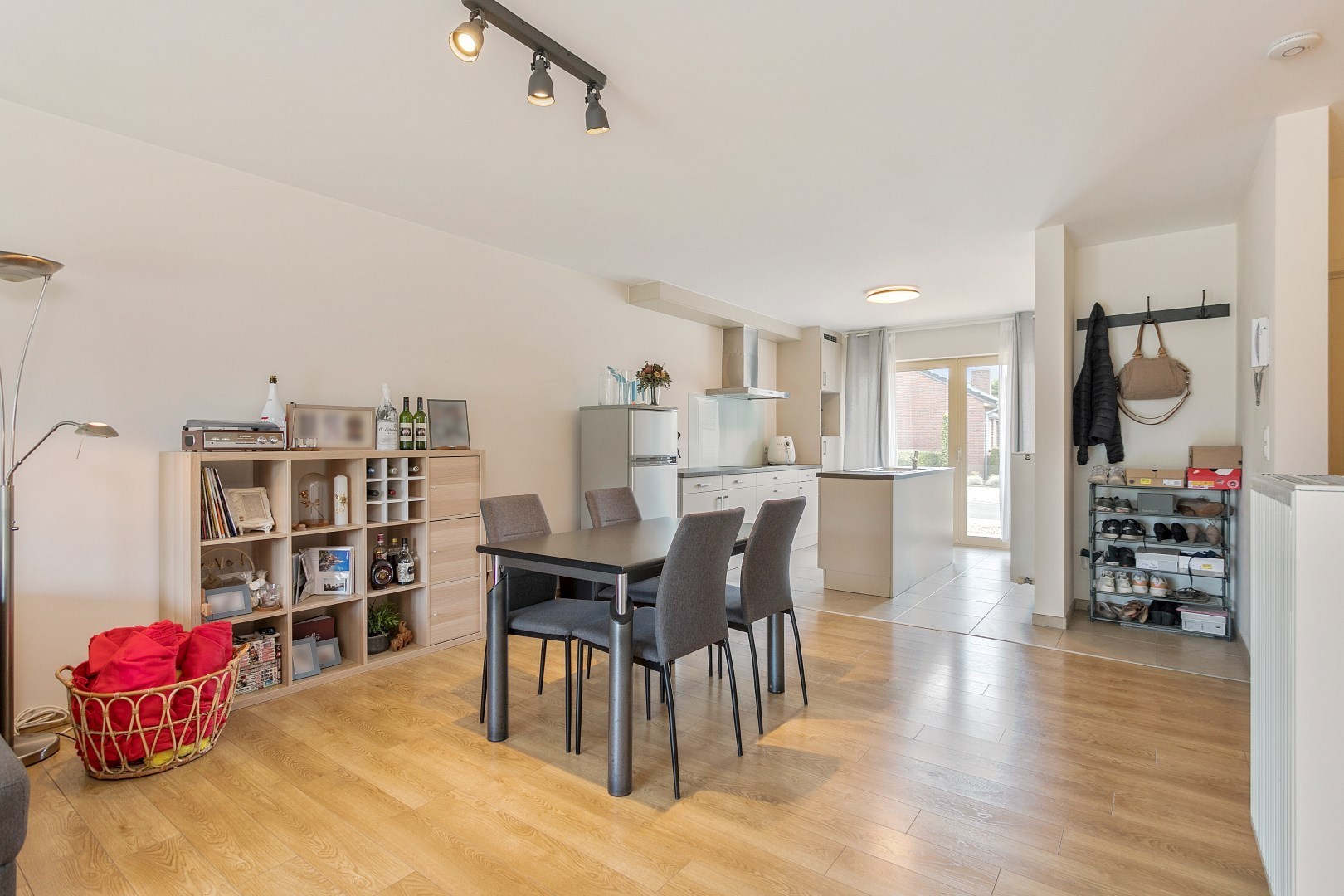 Modern, gelijkvloers appartement met 2 slpk, ondergrondse parking en tuin. 
