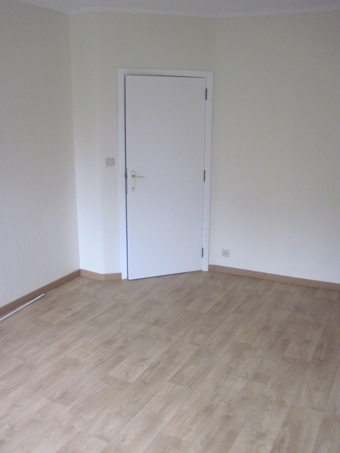 Ruim, lichtrijk appartement op de 1° verdieping. GEEN VASTE KOSTEN !! 