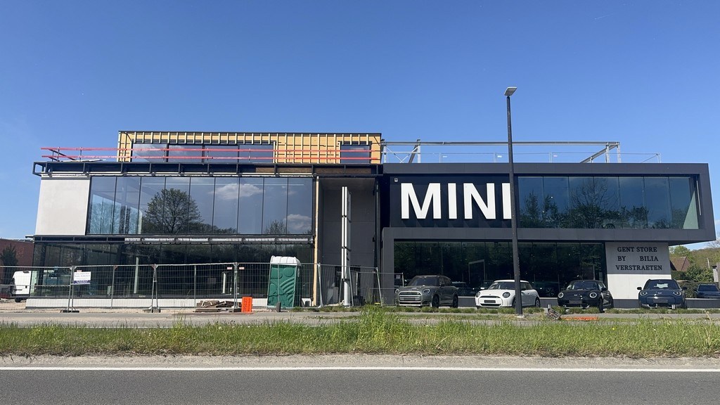 Nieuwbouw showroom met magazijn te huur langs N43 in Sint-Denijs-Westrem