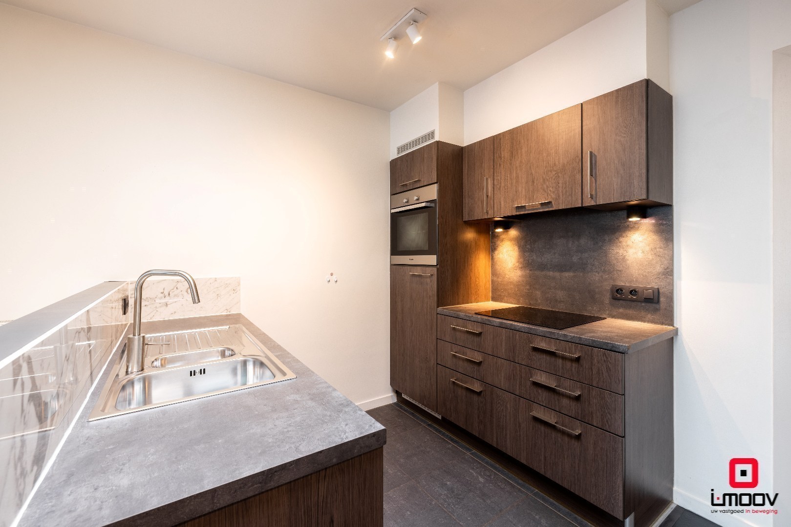 Lichtrijk en modern tweeslaapkamer appartement met groot terras in Oostakker 