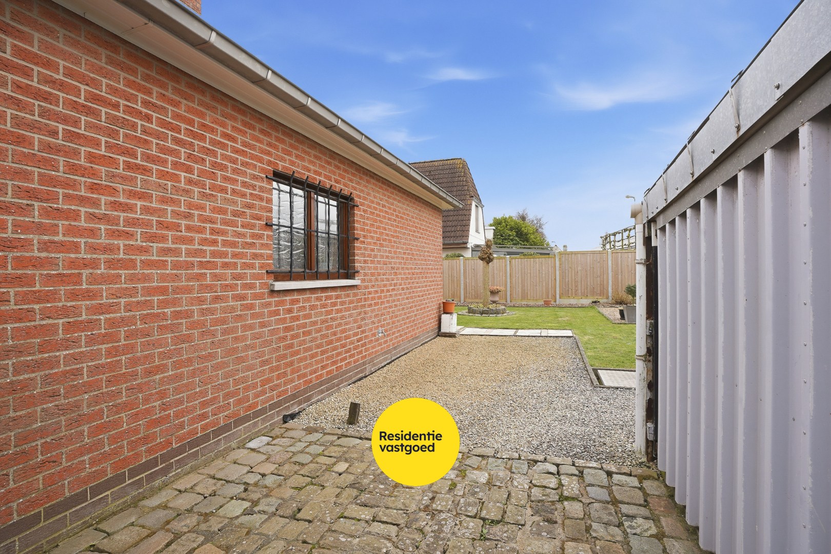 Alleenstaande bungalow met garage en tuin  op 684 m² 