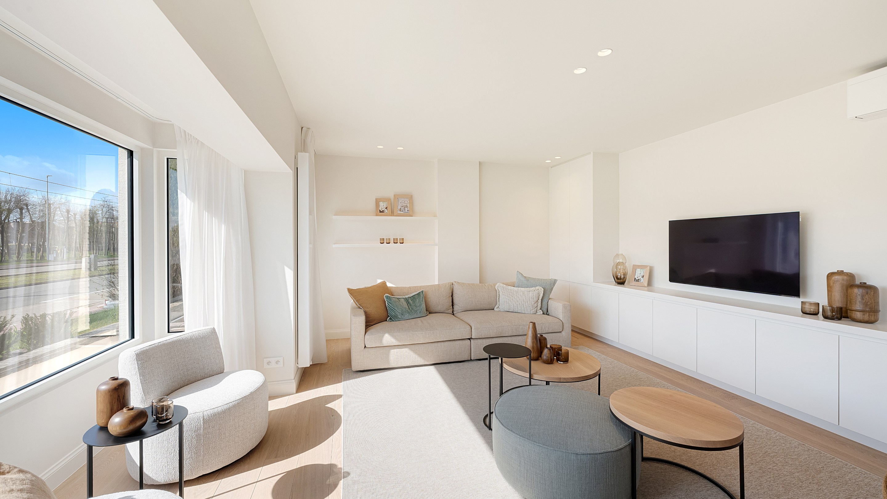 Op een uitmuntende locatie in Duinbergen, op wandelafstand van het strand en de duinen, bevindt zich deze prachtig en hoogwaardig gerenoveerde koppelvilla. 