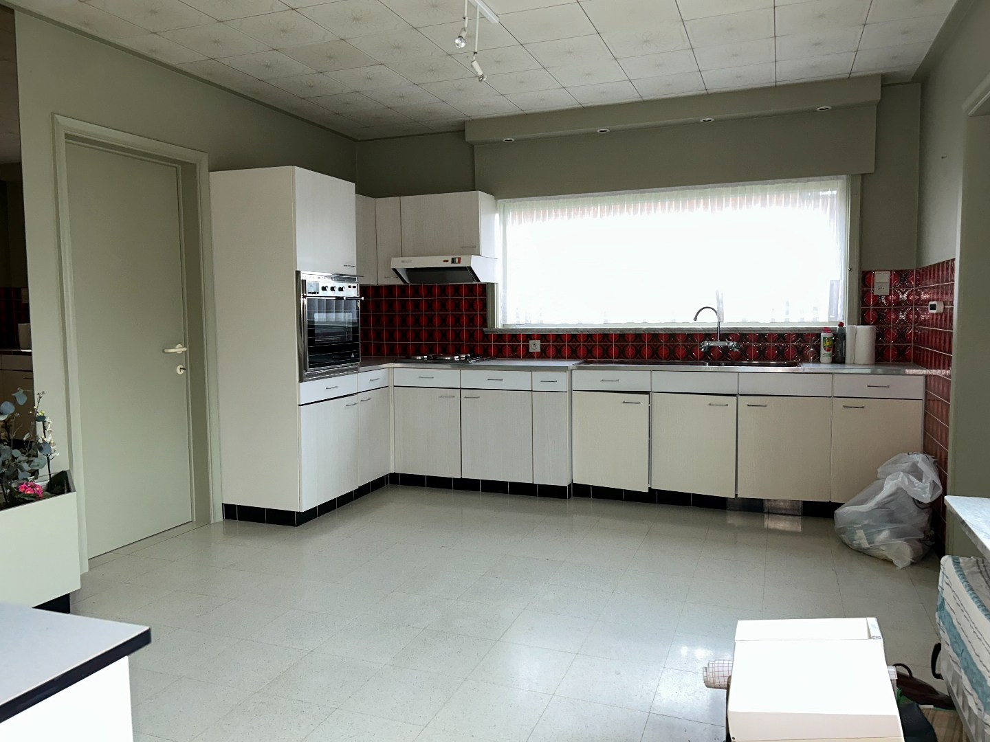 Alleenstaande woning met 4 slaapkamers en garage op 850 m² 