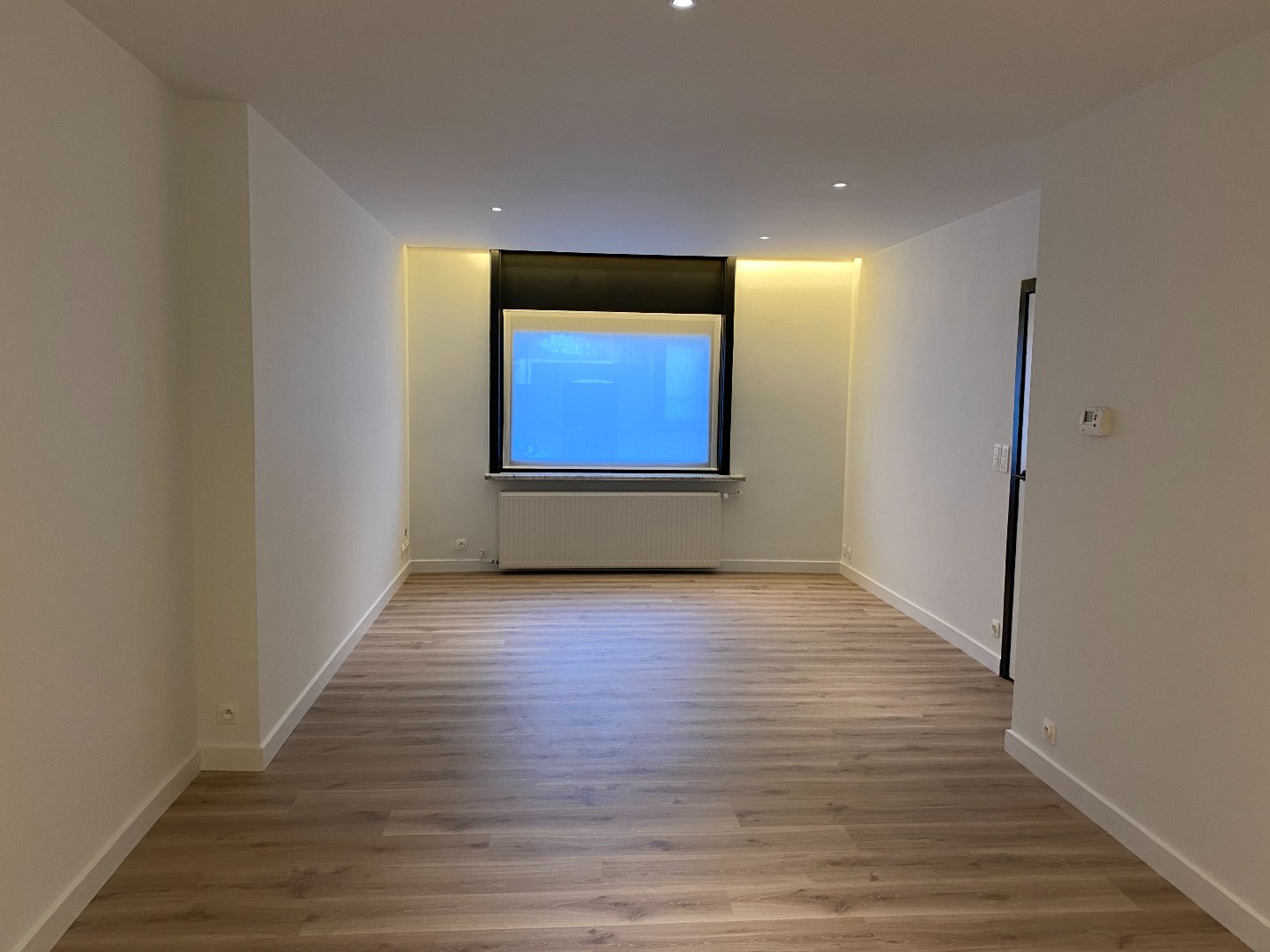 Verrassend ruime en gerenoveerde stadswoning met garage en uitweg! 