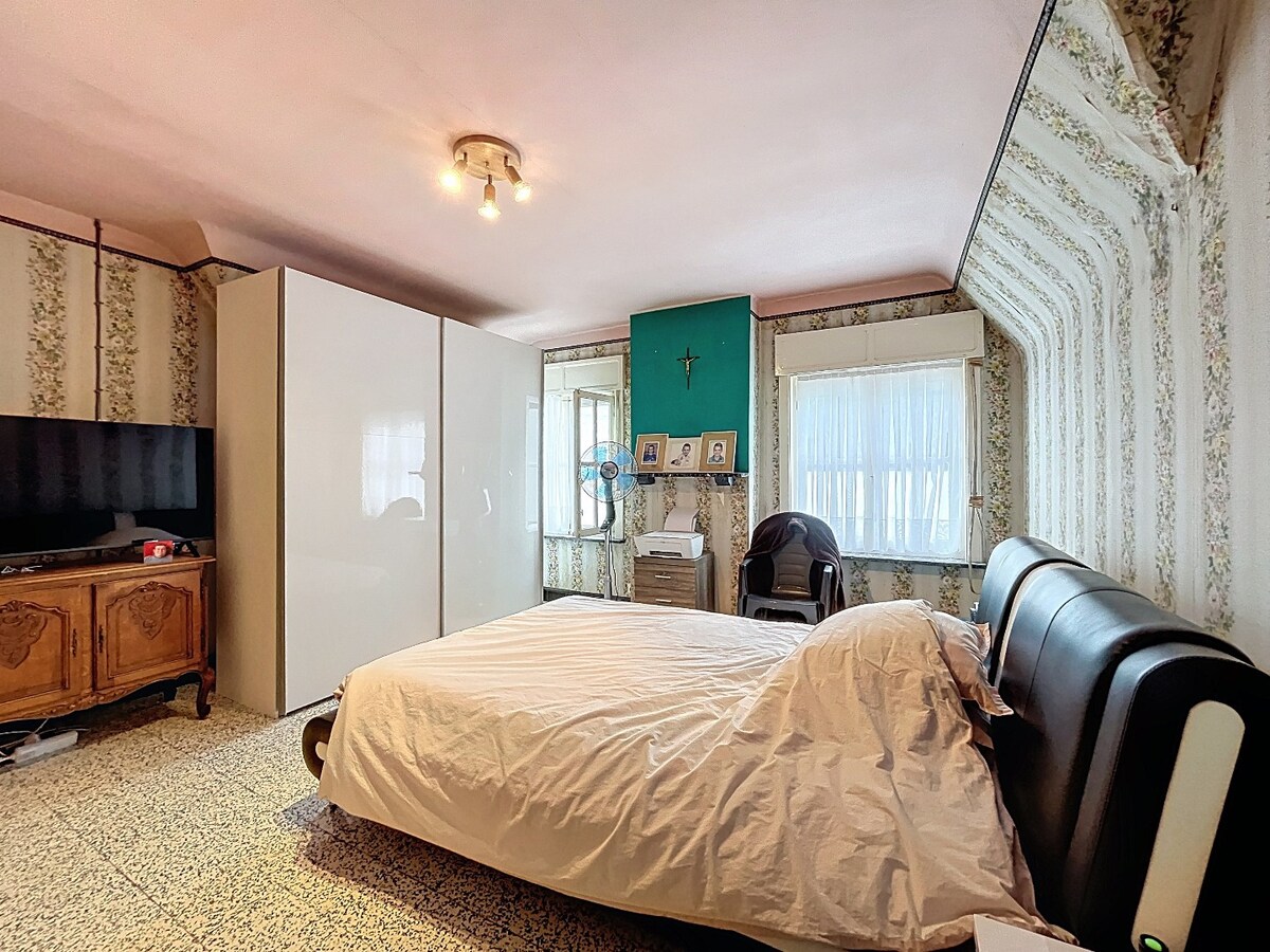 Ruime, solide jaren '50 woning met 2 garages te Nederzwalm 