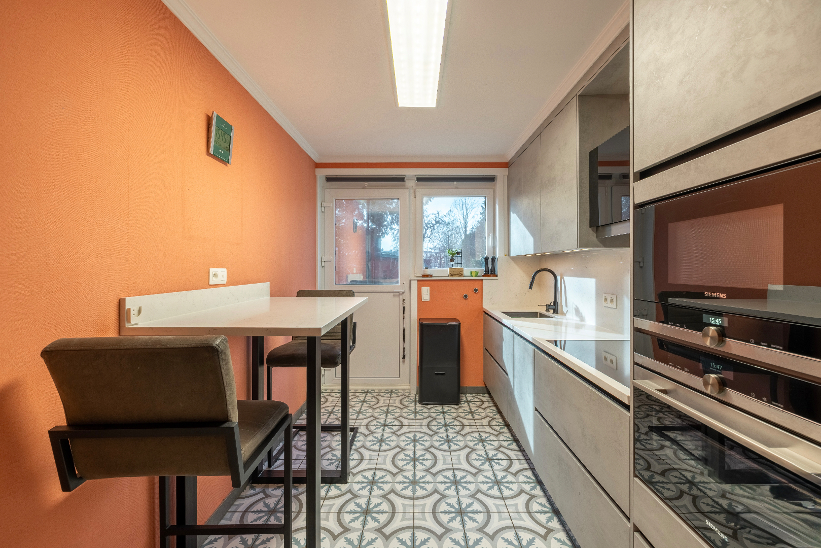 Instapklaar gelijkvloers appartement met tuin en parking in Sint-Amandsberg 