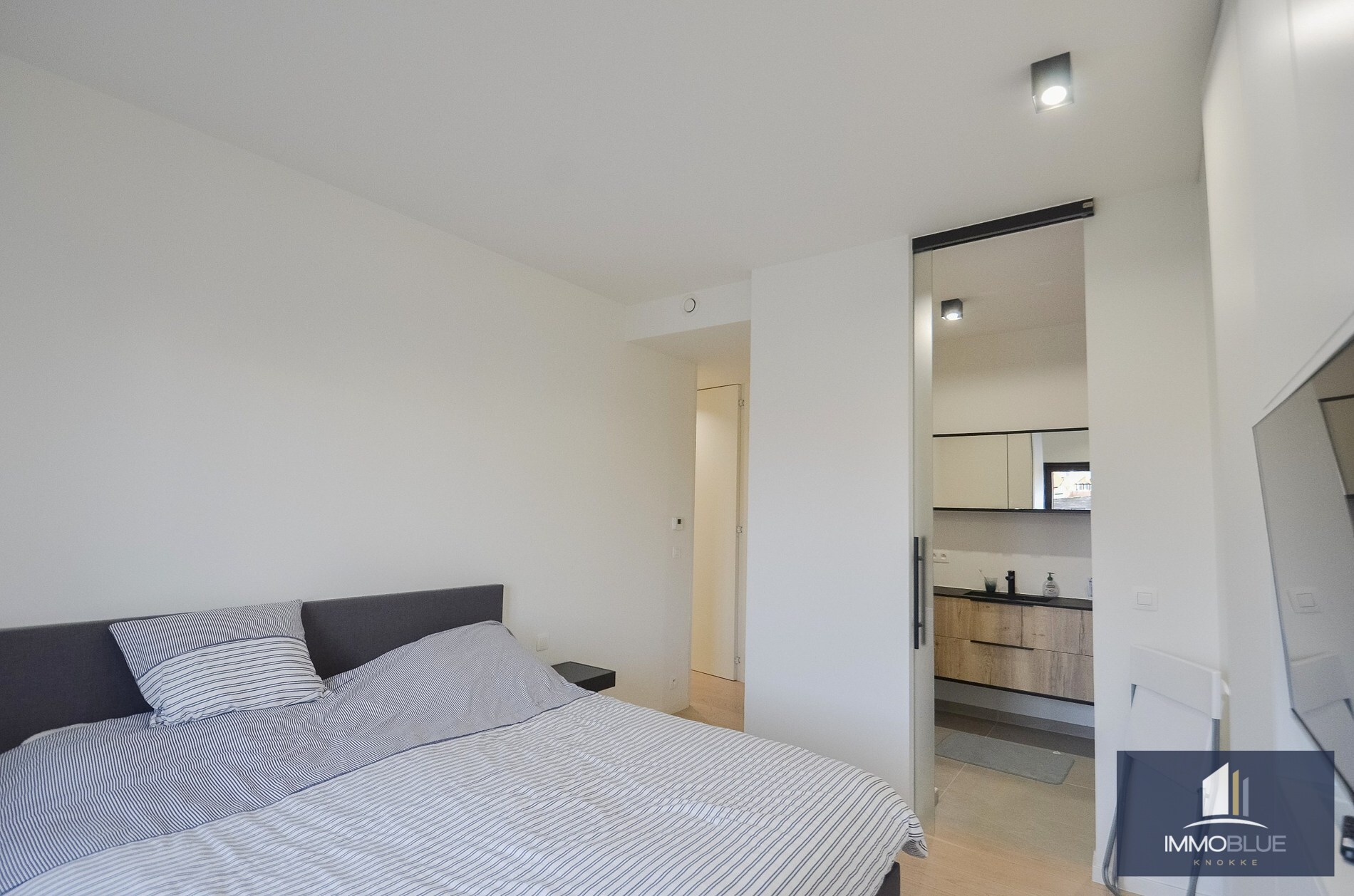 Appartement avec une façade d’environ 5,2 mètres et une grande terrasse ensoleillée. 