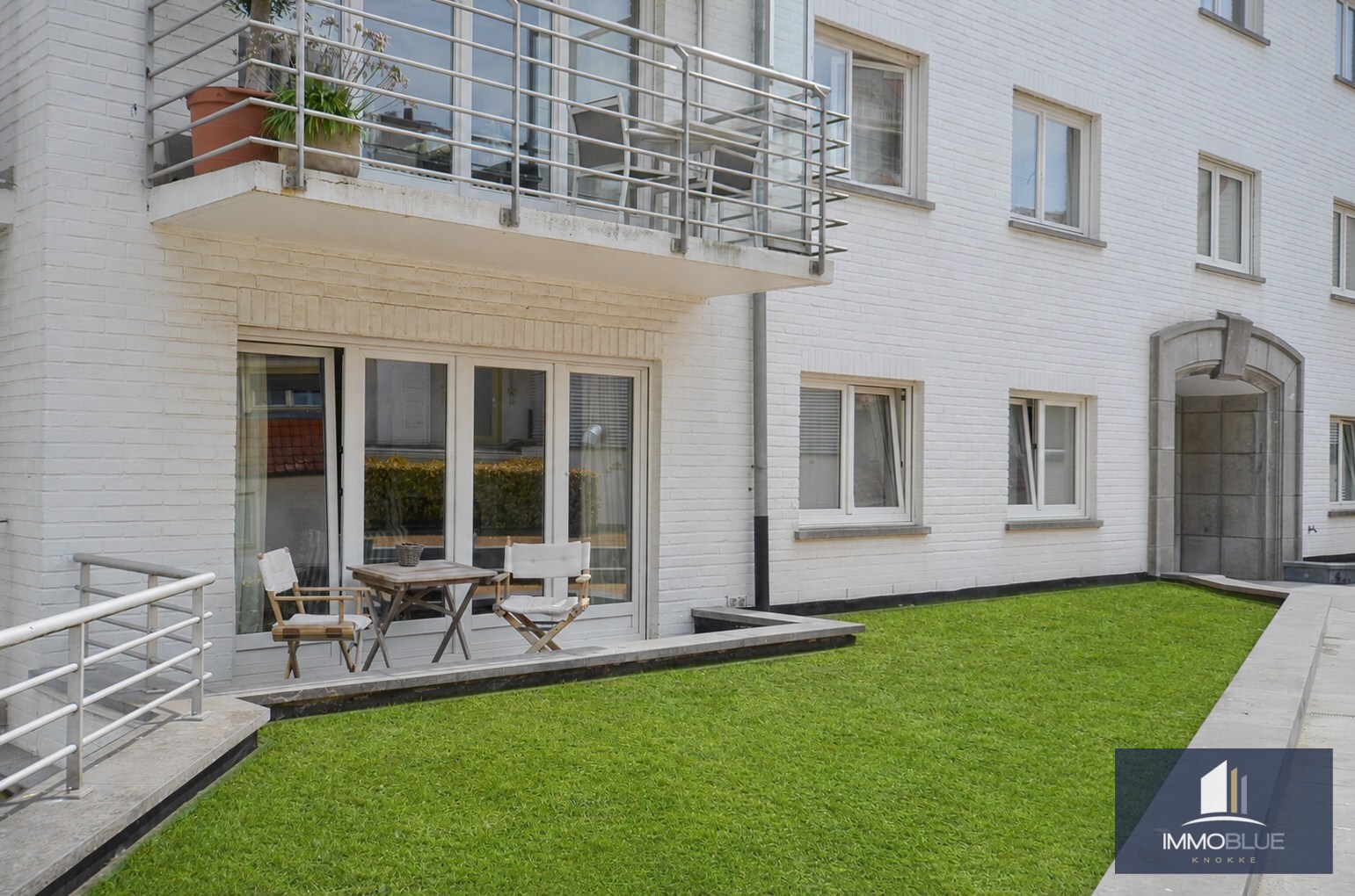 Stijlvol hoekappartement met tijdloze elegantie en een open zicht op de Kustlaan. 