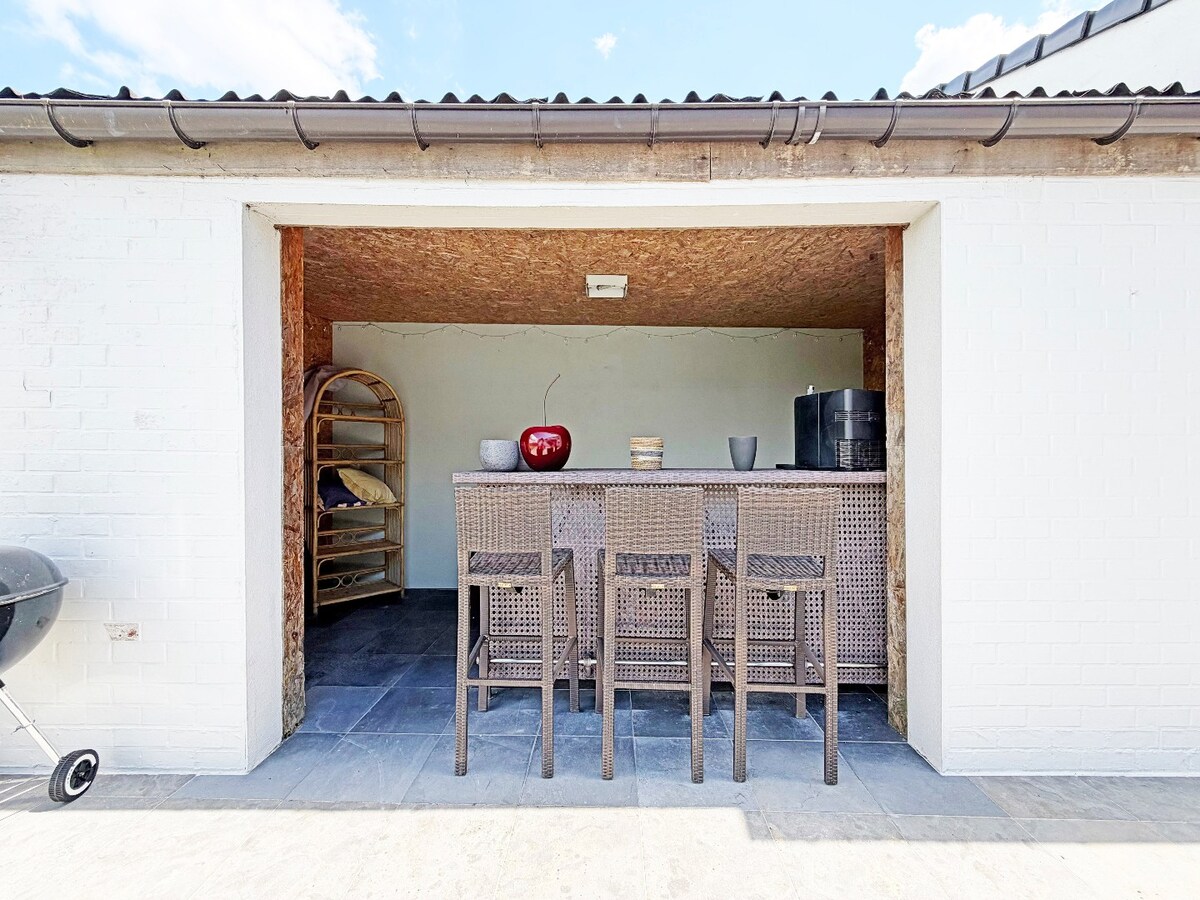 Verder te renoveren woning met garage en tuin nabij centrum Herzele 