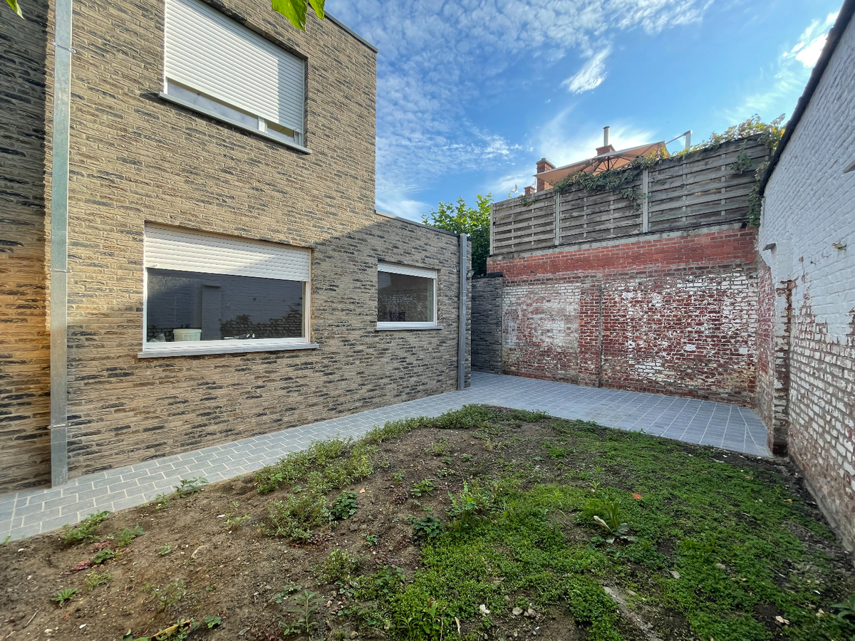 Gerenoveerde halfopen bebouwing met 3 slaapkamers en garage in centrum Roeselare 