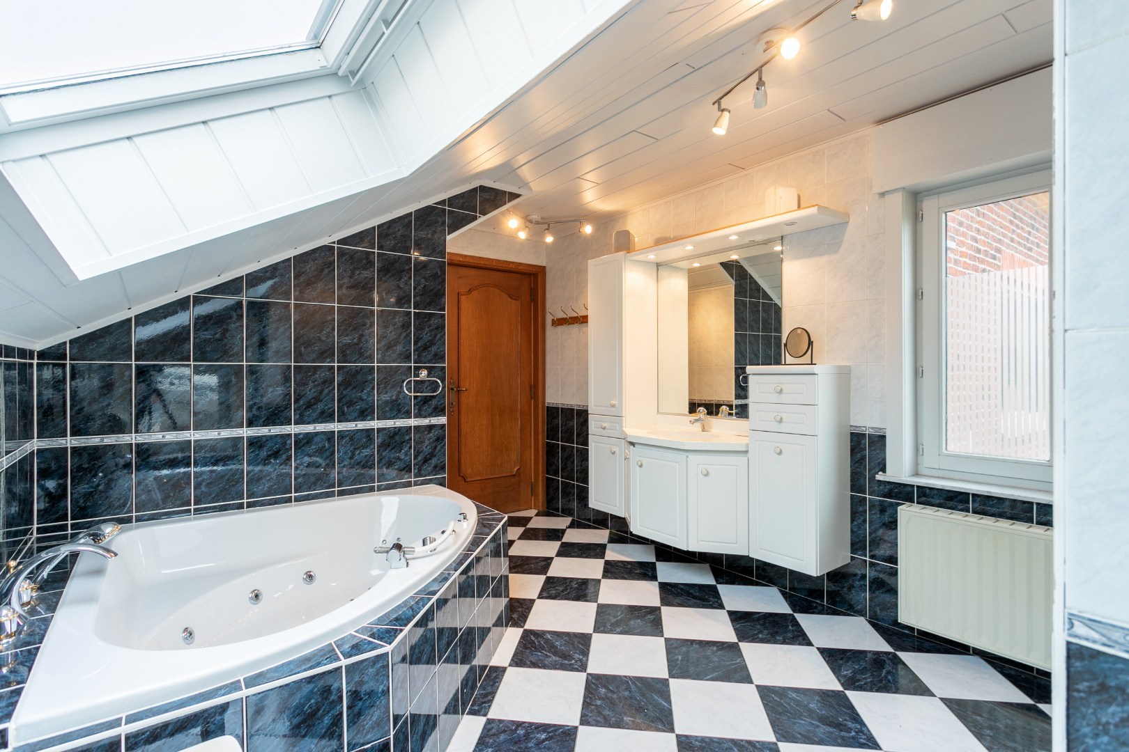 Ruime woning met naastgelegen bouwgrond en loods 