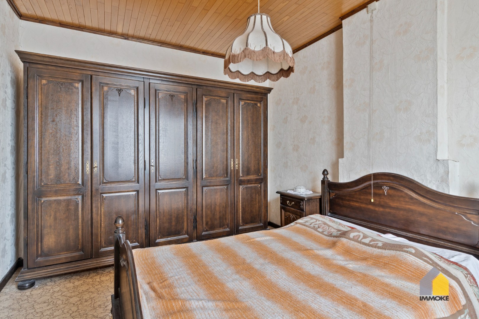 Te renoveren woning met 4 slpks, polyvalente ruimte en knusse tuin. 