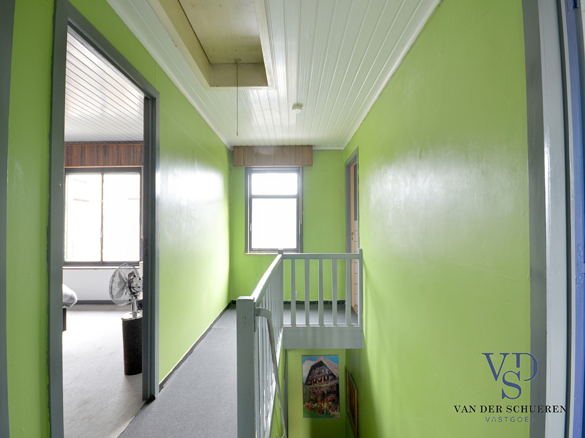 Zeer ruime, te renoveren woning (met enkele garage). Goed gelegen. 