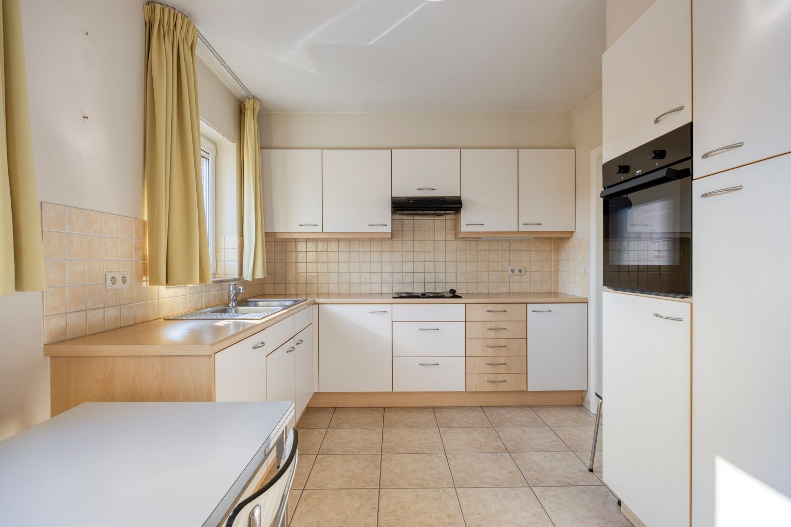 Gelijkvloers appartement met 3 slpk., ruim terras en ondergrondse garagebox in hartje Leopoldsburg 