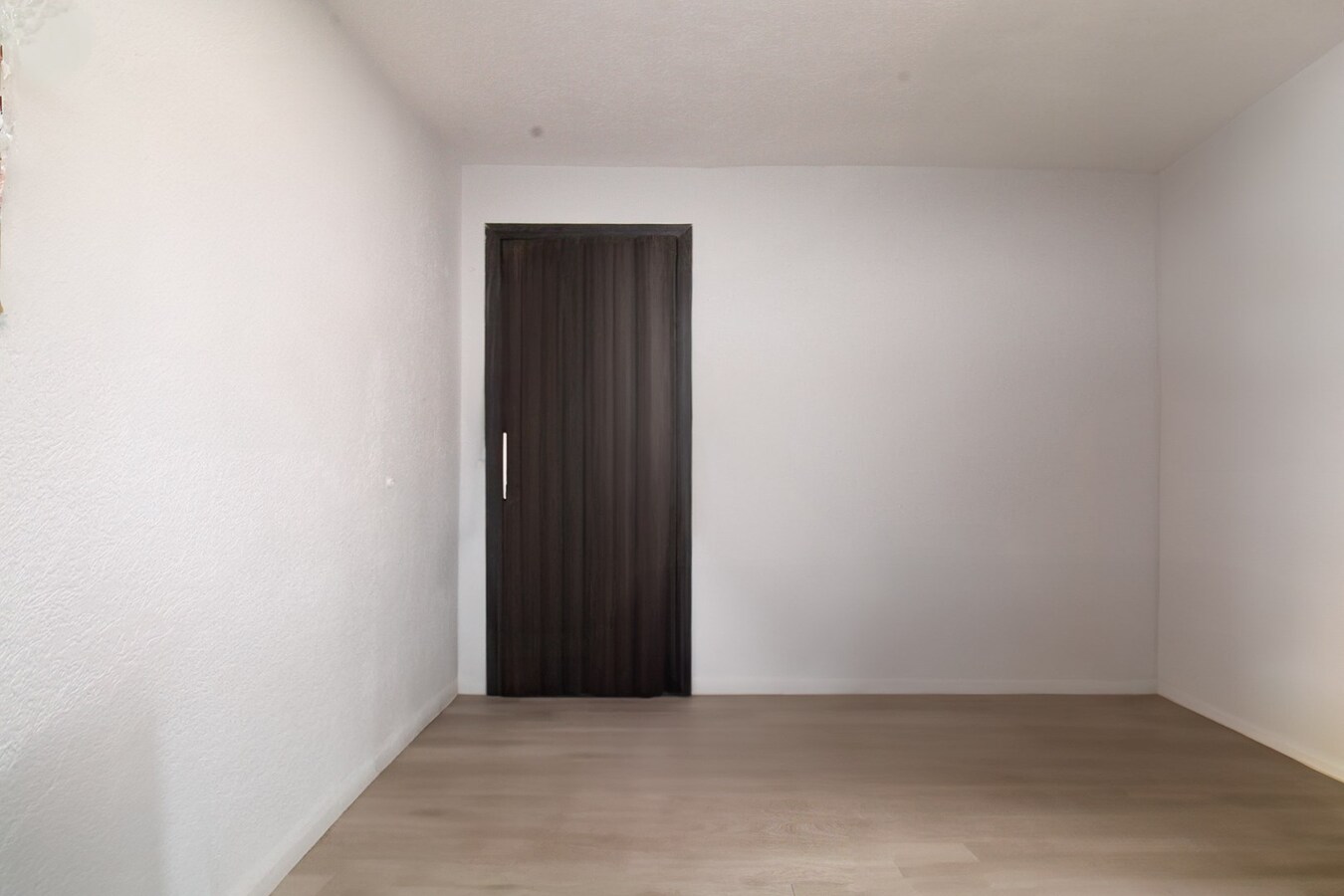 Verrassend ruime gezinswoning met energielabel B, vier slaapkamers en een uitgestrekte diepe tuin te koop in Sint-Niklaas! 