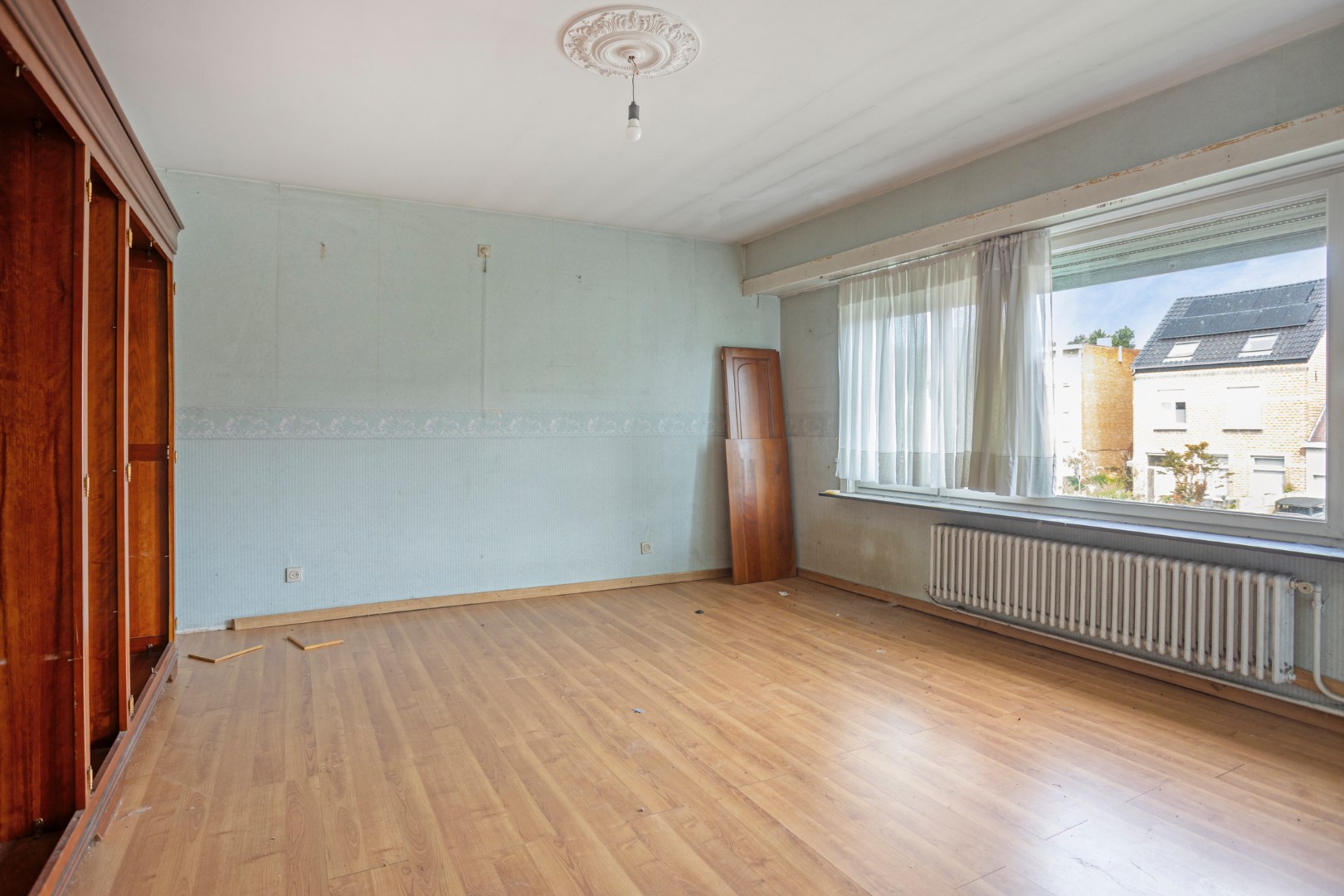 Te renoveren handelswoning met 4 slpk. en opslagruimte in het centrum van Geel-Sint-Dimpna 