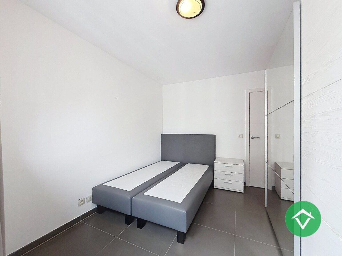 Gemeubeld appartement met 2 slaapkamers en ruim terras te Oostende 