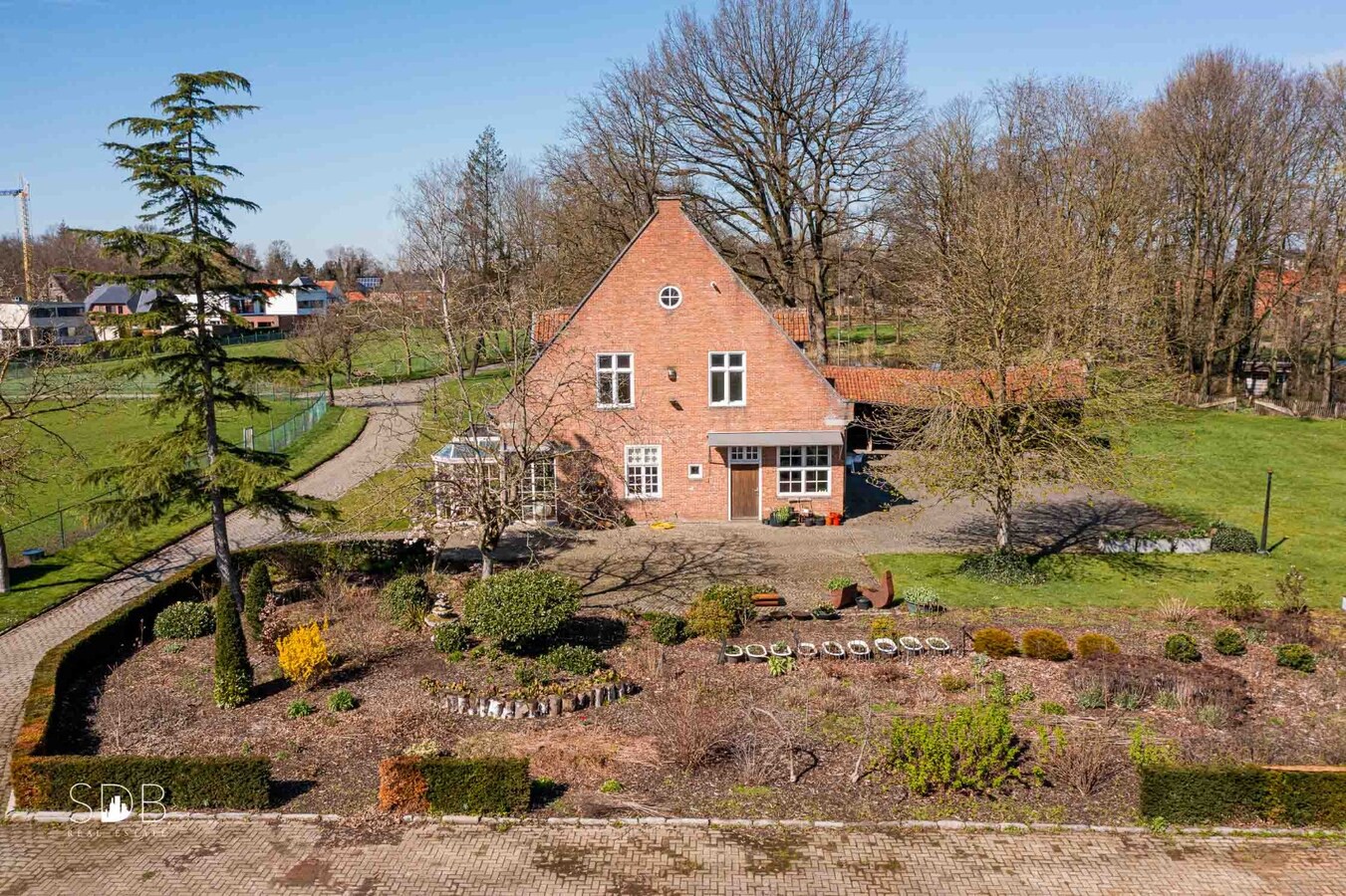Stijlvolle villa met diverse bijgebouwen en graslanden op circa 3ha 