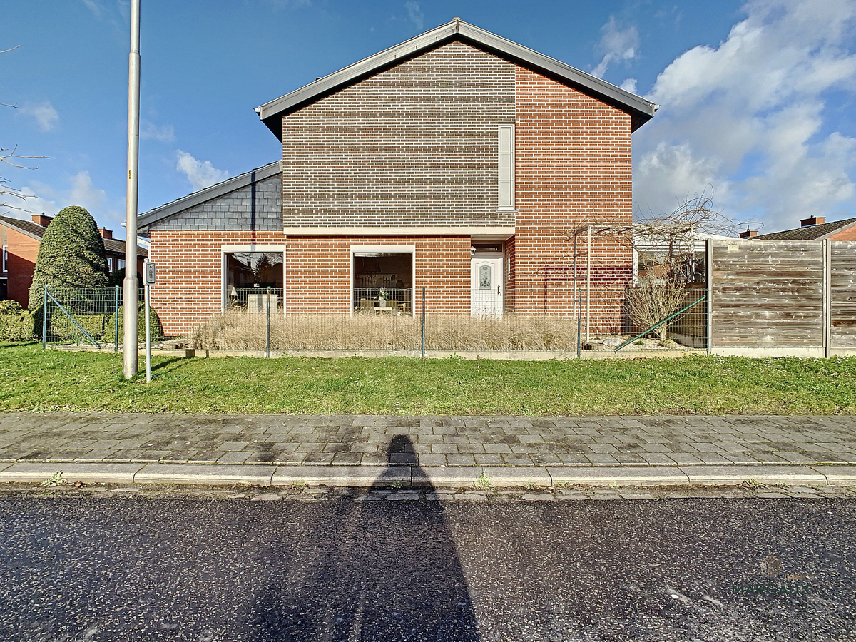 Instapklare halfopen bebouwing in rustige straat 