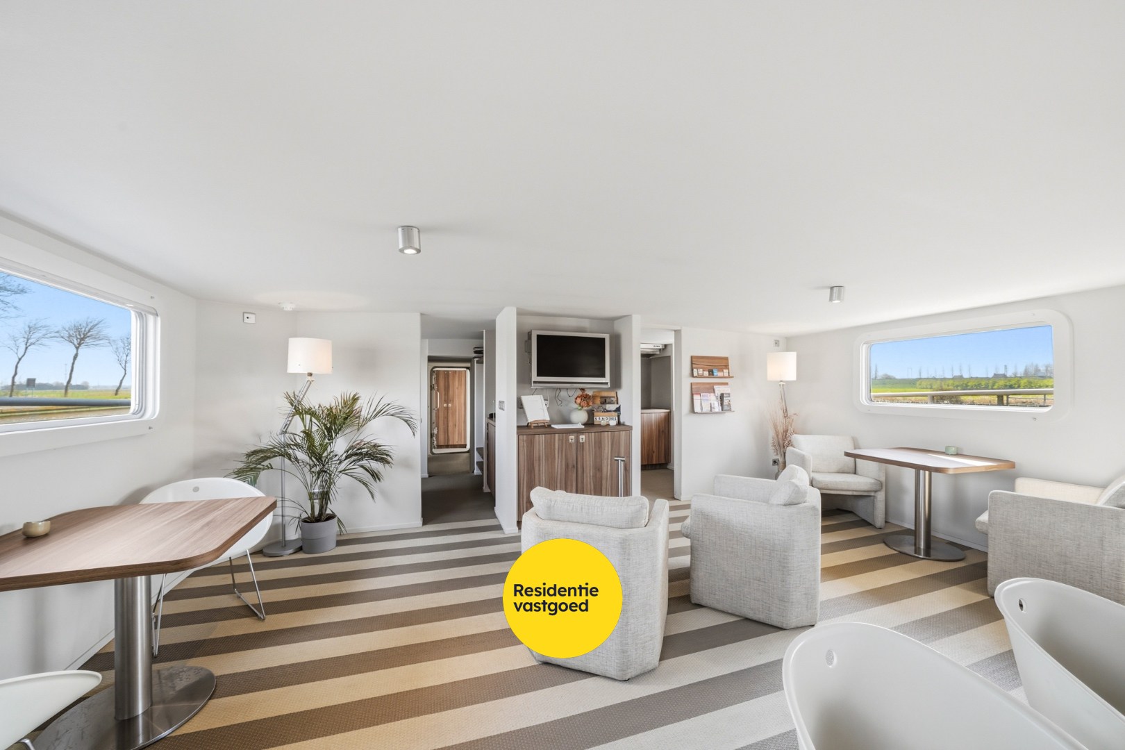 Unieke woonboot met B&amp;B en vergunde ligplaats in Plassendale 