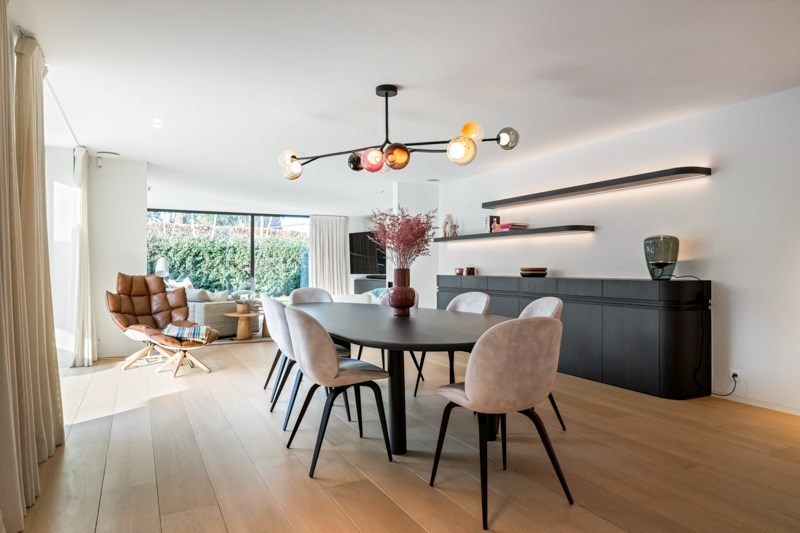 OPENDEURDAG Zaterdag 11/04  tussen 14u en 16u (Graaf Jansdijk 244) Prachtig vernieuwde koppelvilla rustig gelegen tussen Knokke centrum en Het Zoute met een perfecte Zuid-West oriëntatie. 