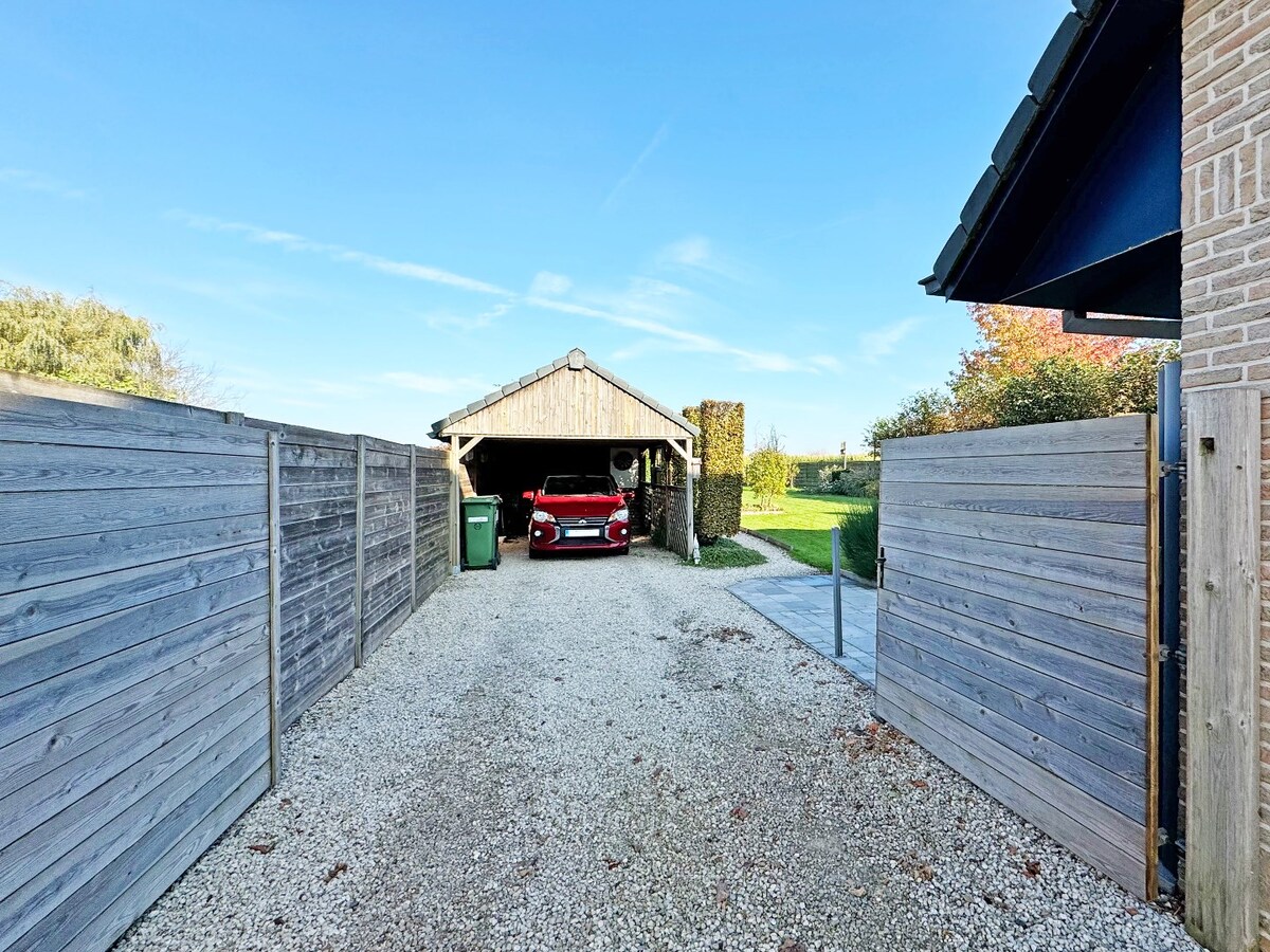 Ruime gezinswoning met knappe tuin te Erwetegem 