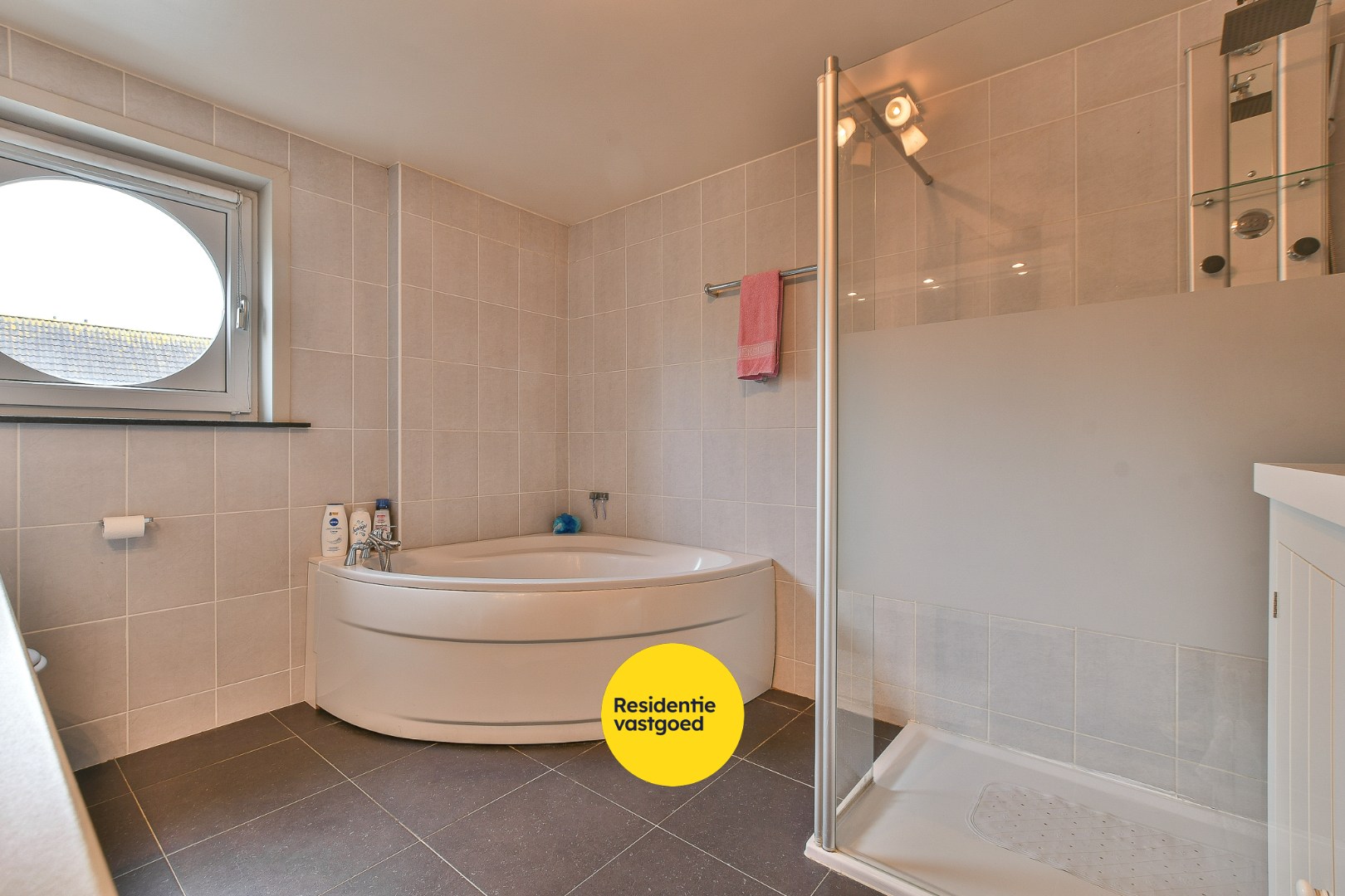 Instapklare halfopen woning met 3 slaapkamers en zonnige tuin in Vosseslag, vlakbij bos en duinen 