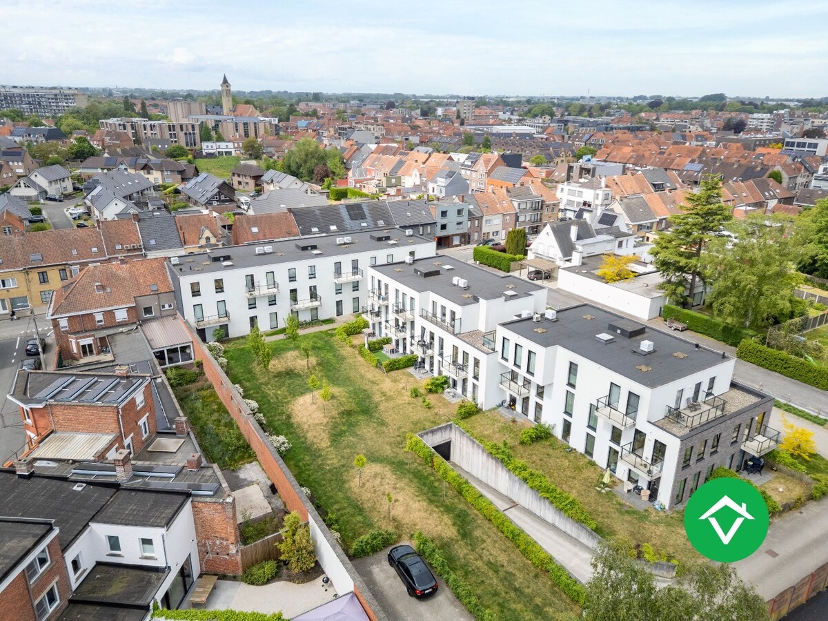 Recent, instapklaar appartement met één slaapkamer, ruim terras en autostaanplaats te Roeselare 