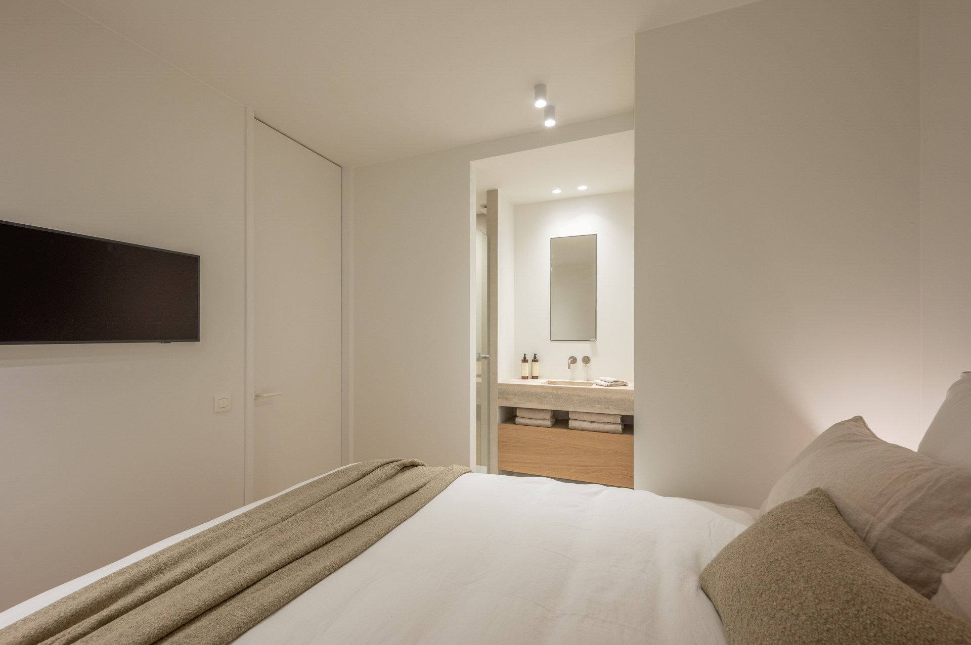 Prachtig gerenoveerd appartement met 3 slaapkamers centraal gelegen op de Lippenslaan te Knokke. 